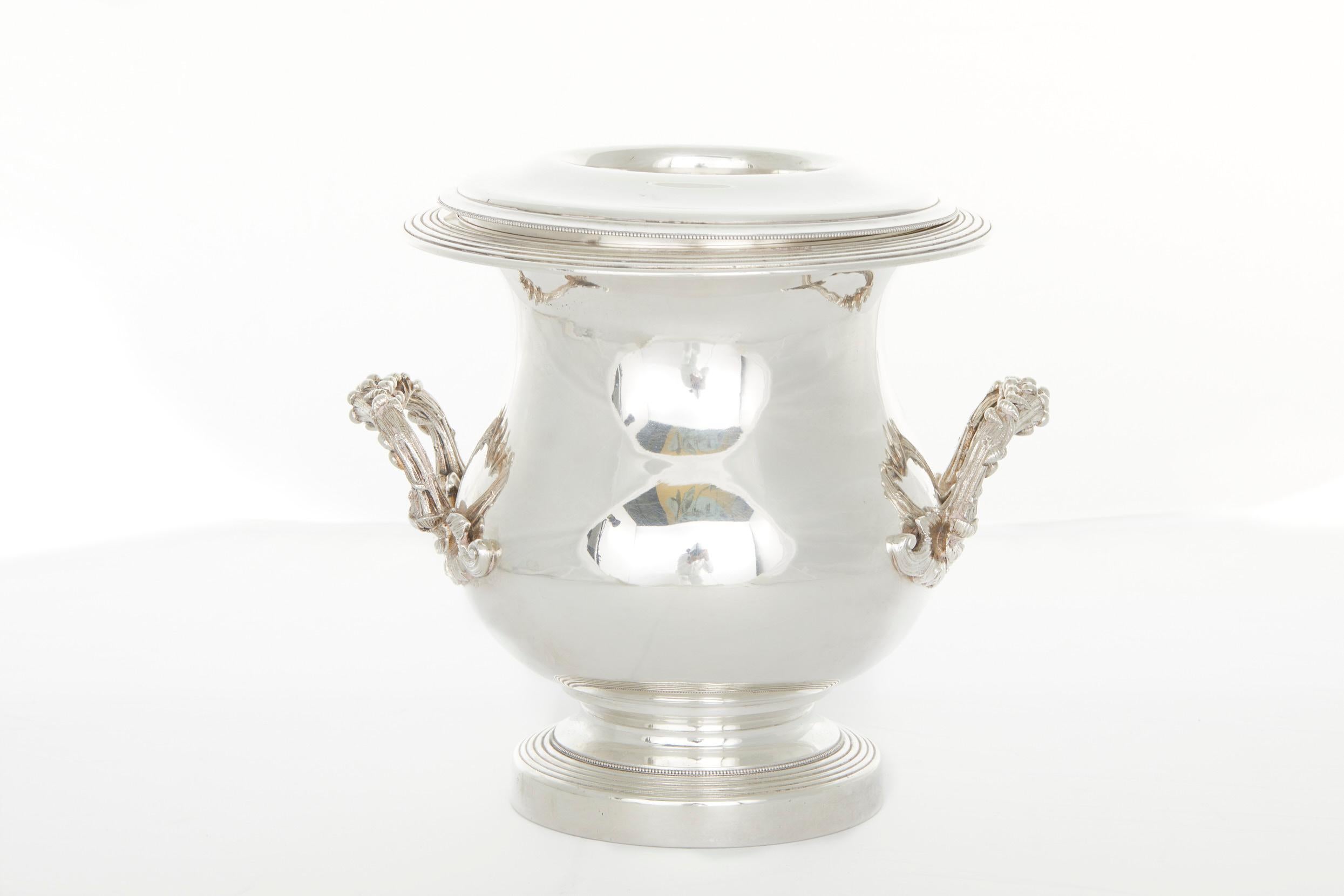 19th Century English Sheffield silver plated barware / tableware wine cooler / ice bucket with removable insert, exterior design details and two side handles. The wine cooler / ice bucket is in good antique condition with wear consistent with age /