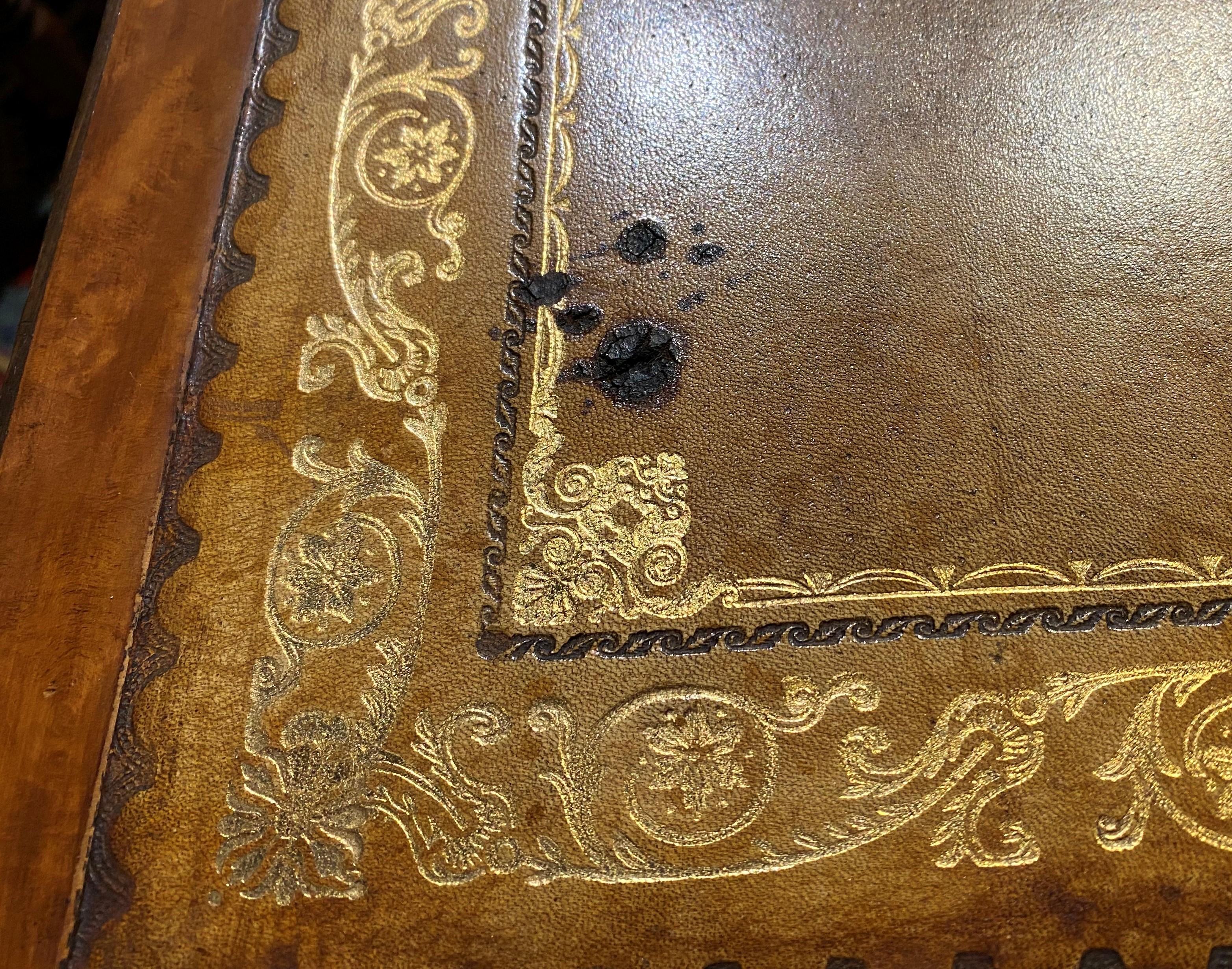 Partner-Schreibtisch aus englischem Vogelaugenahorn des 19. Jahrhunderts mit bearbeiteter Lederplatte im Angebot 6