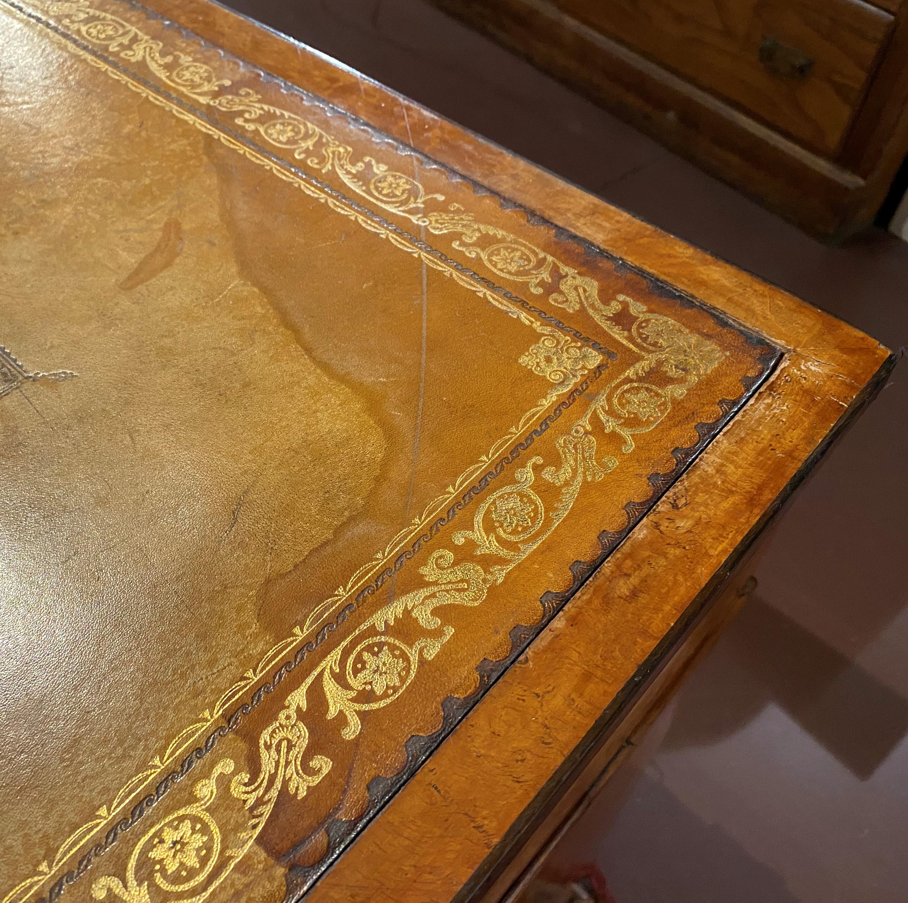 Partner-Schreibtisch aus englischem Vogelaugenahorn des 19. Jahrhunderts mit bearbeiteter Lederplatte im Angebot 7