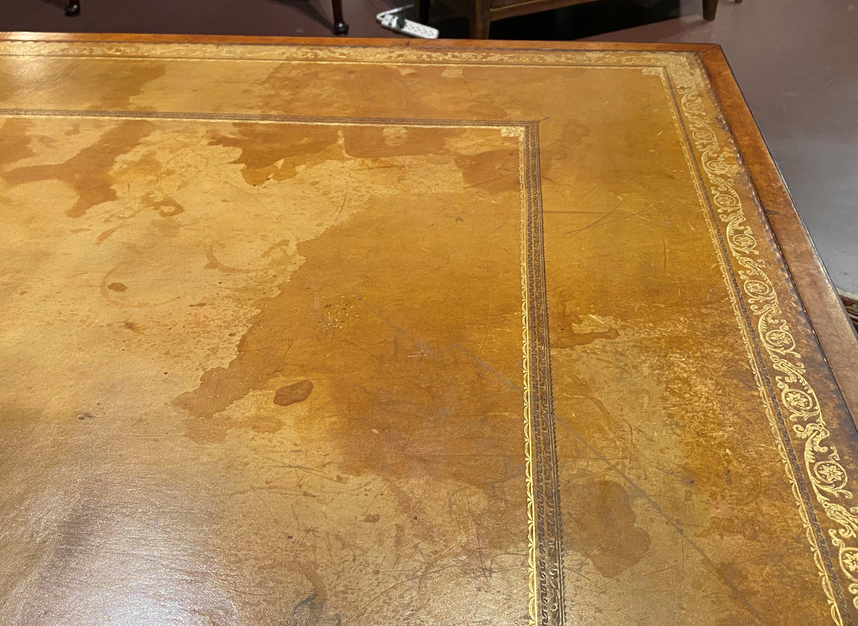 Partner-Schreibtisch aus englischem Vogelaugenahorn des 19. Jahrhunderts mit bearbeiteter Lederplatte im Angebot 8