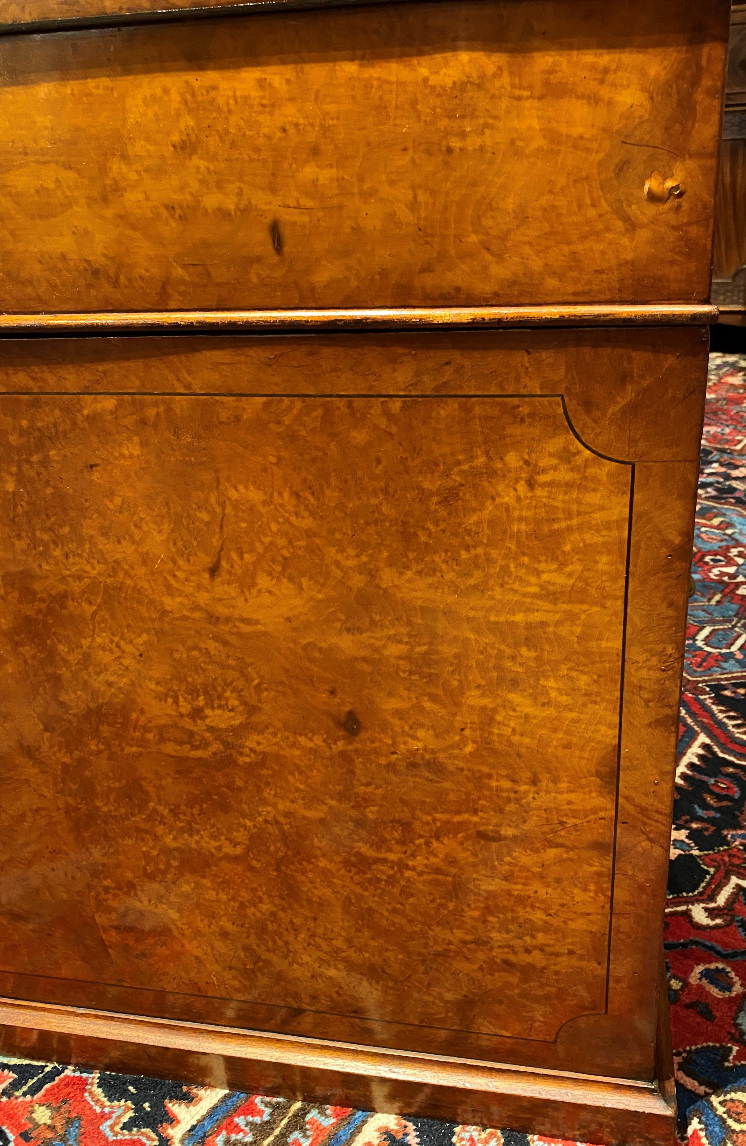 Partner-Schreibtisch aus englischem Vogelaugenahorn des 19. Jahrhunderts mit bearbeiteter Lederplatte im Angebot 11