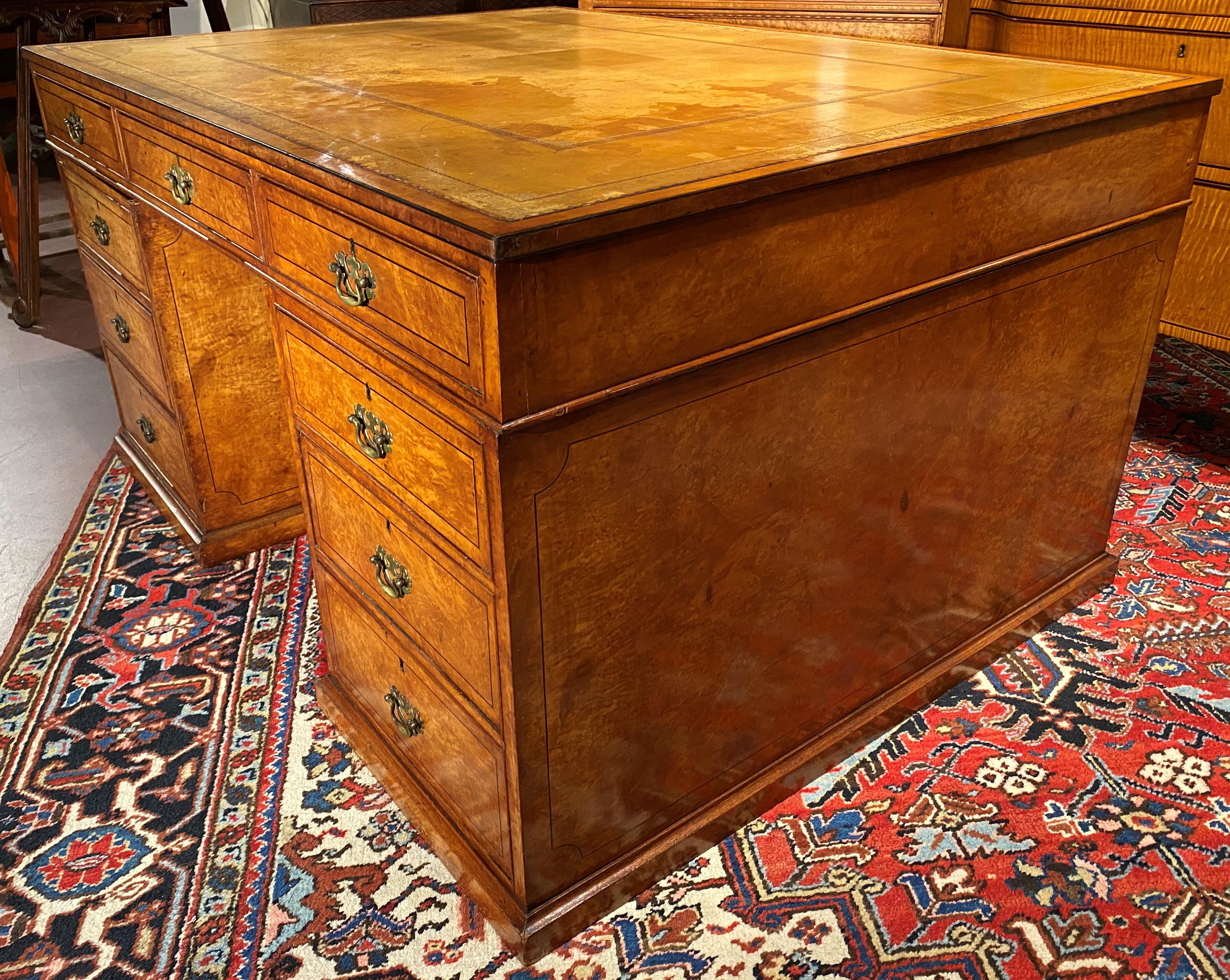 Partner-Schreibtisch aus englischem Vogelaugenahorn des 19. Jahrhunderts mit bearbeiteter Lederplatte (Englisch) im Angebot