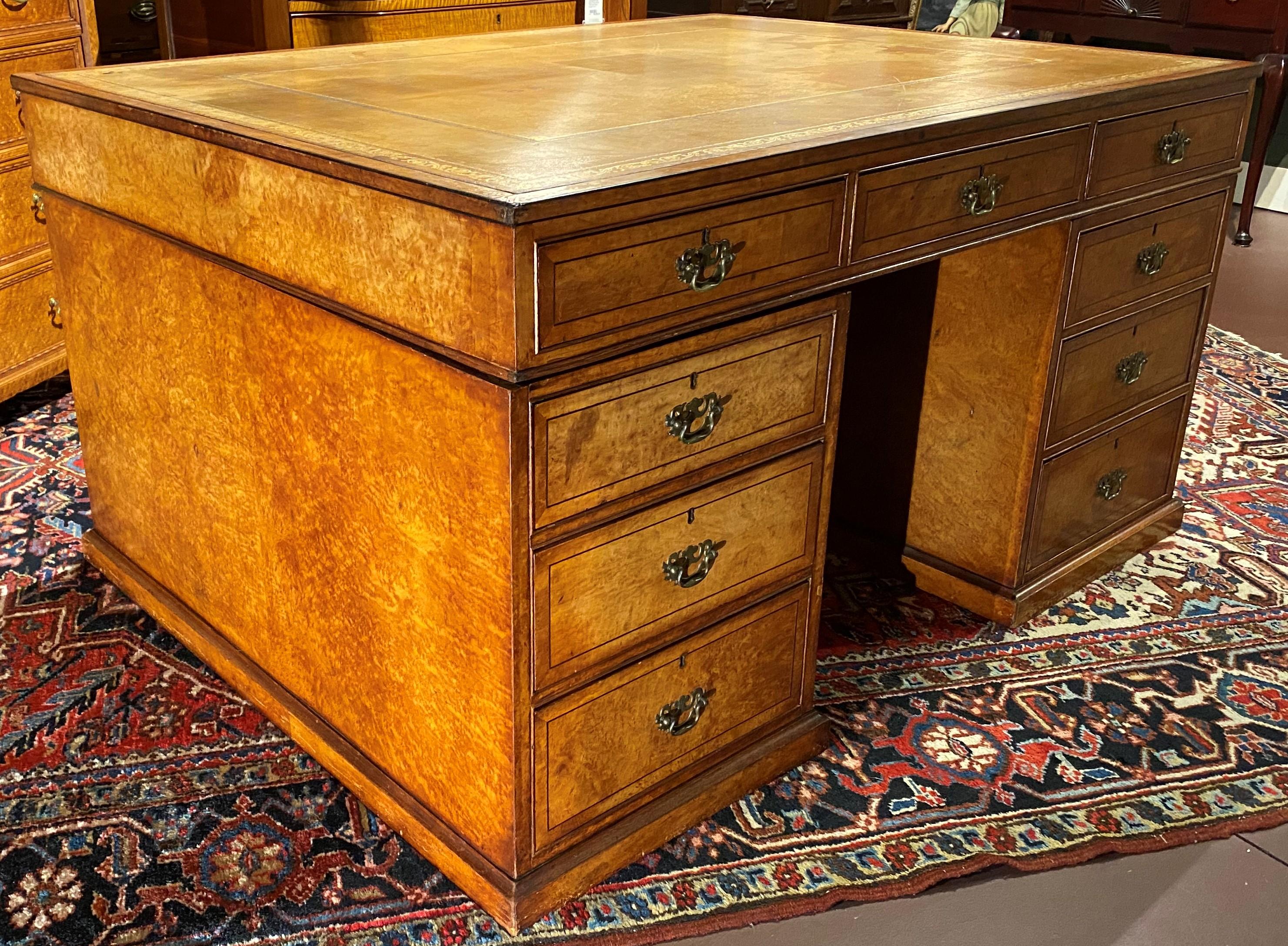 Partner-Schreibtisch aus englischem Vogelaugenahorn des 19. Jahrhunderts mit bearbeiteter Lederplatte (Gegossen) im Angebot