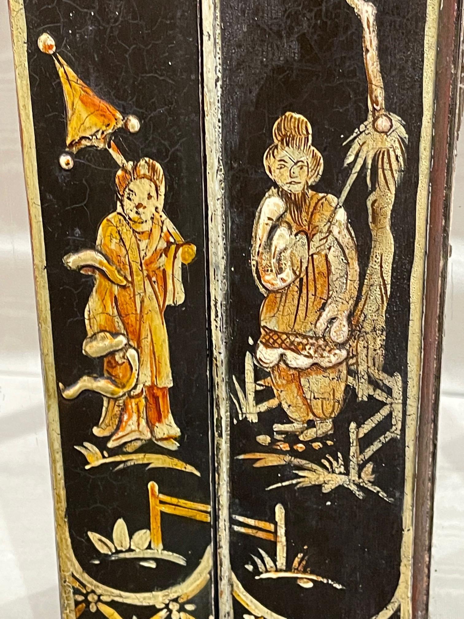 Englisches, schwarz lackiertes 19. Jahrhundert  Bücherregal mit erhabener Chinoiserie im Angebot 3