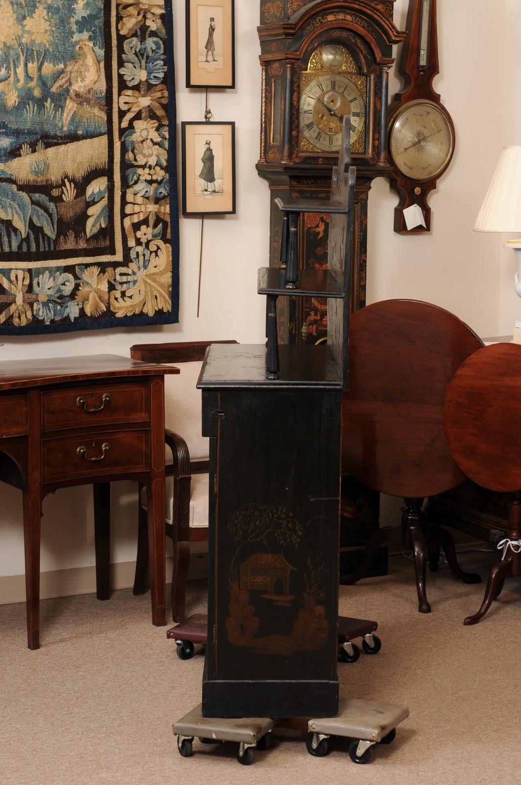 Chiffoniera inglese del XIX secolo laccata nera con decorazioni a cineserie in vendita 8