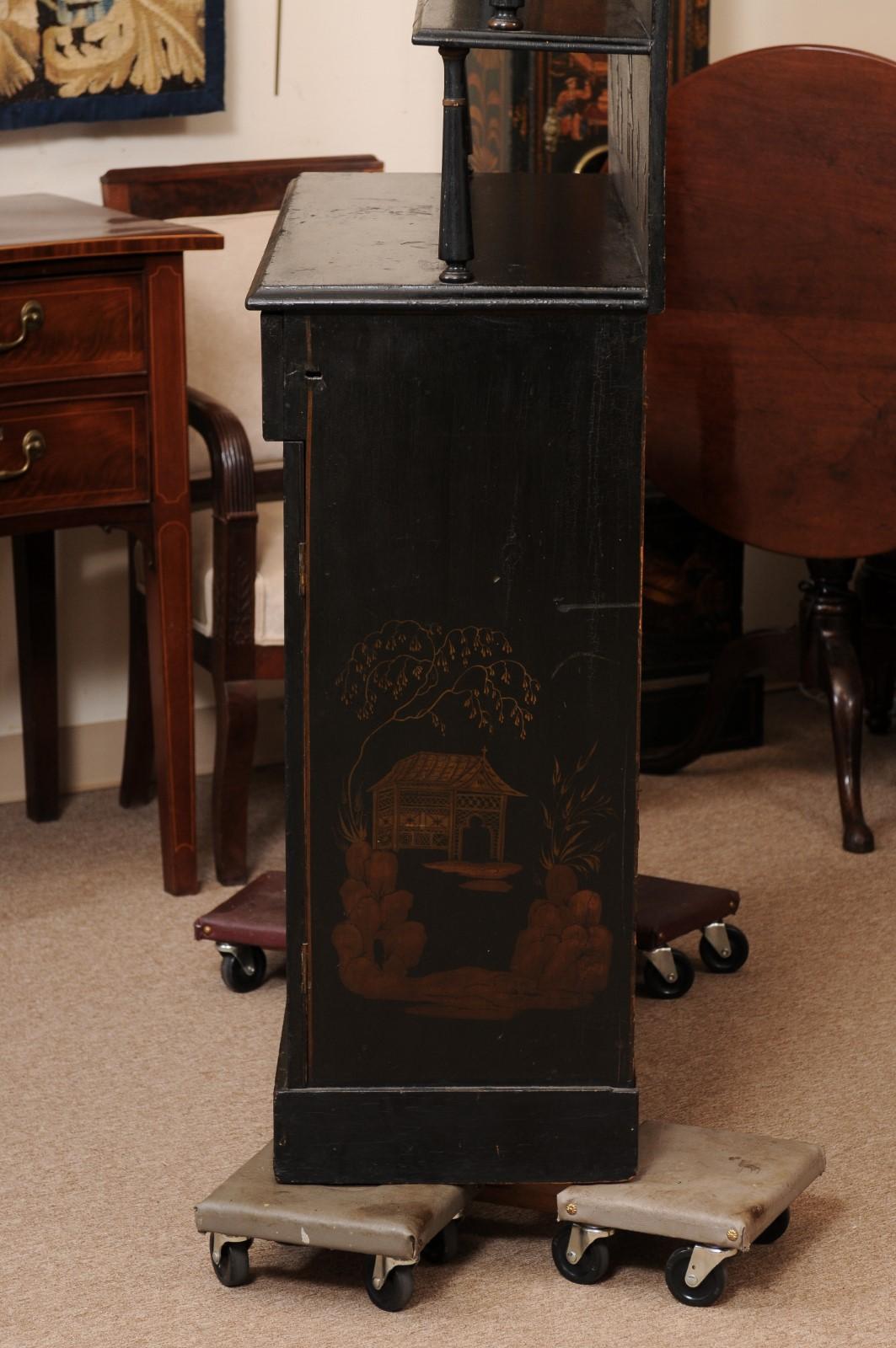 Chiffoniera inglese del XIX secolo laccata nera con decorazioni a cineserie in vendita 9