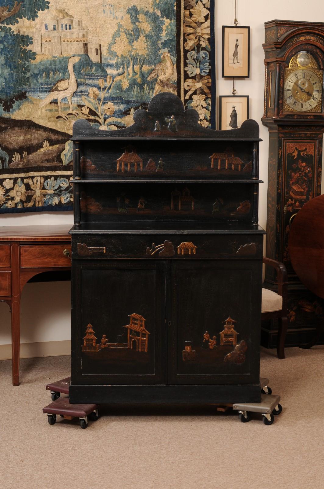Chiffoniera inglese del XIX secolo laccata nera con decorazioni a cineserie in vendita 12