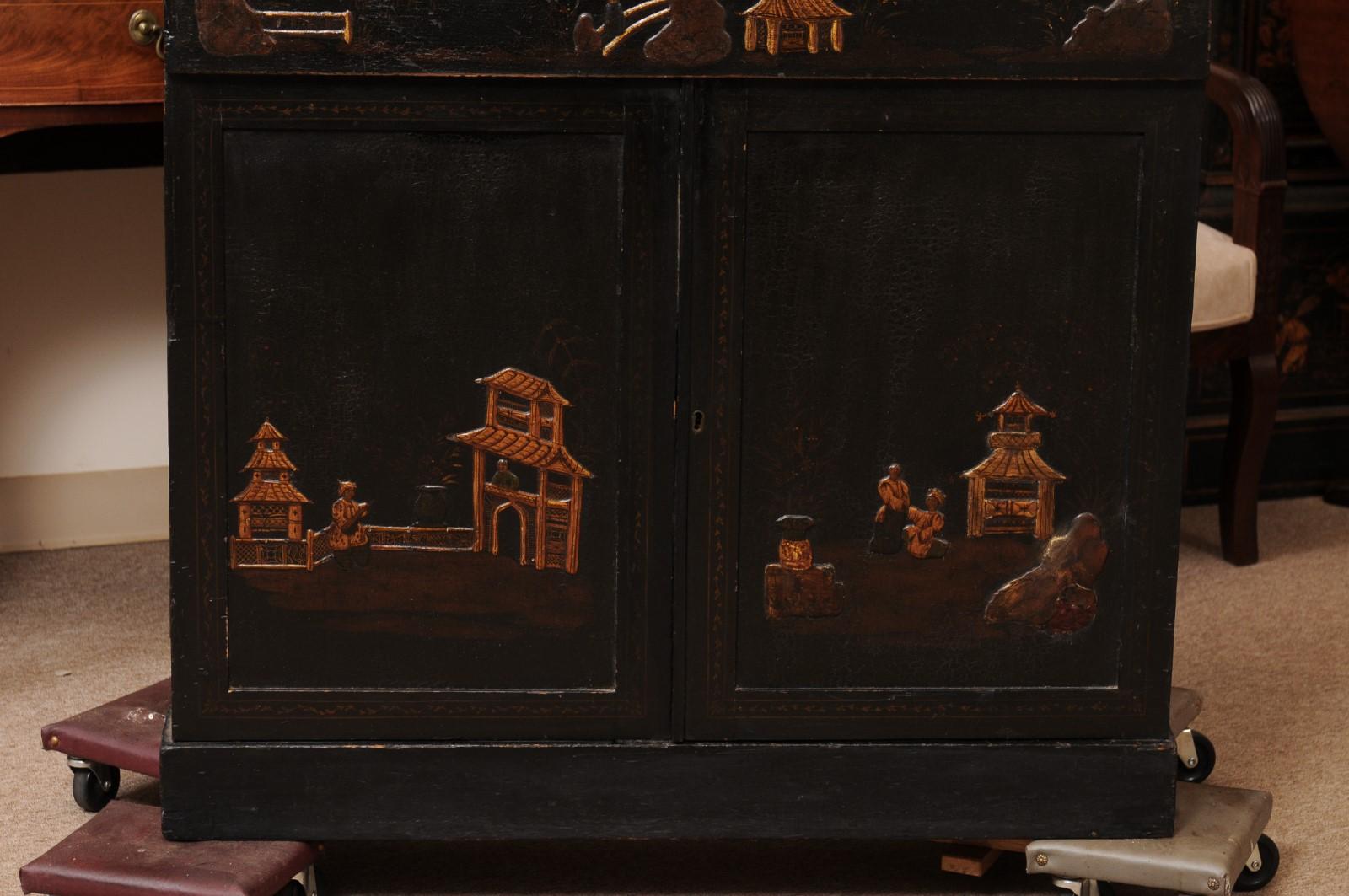 Chiffoniera inglese del XIX secolo laccata nera con decorazioni a cineserie in vendita 13