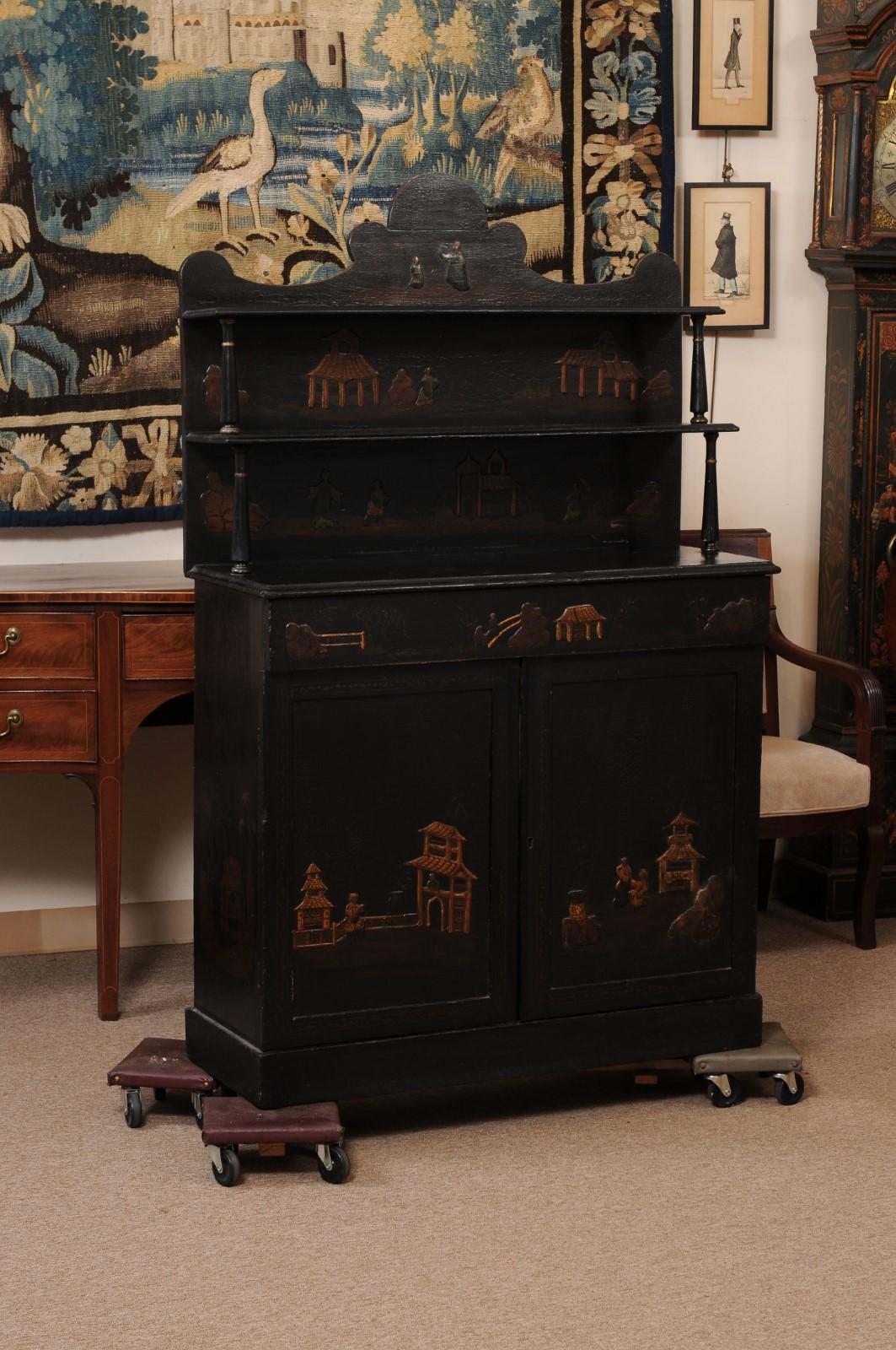 Chiffoniera inglese del XIX secolo laccata nera con decorazioni a cineserie

40″ L X 16″ P X 64″ Altezza totale X 36″ Altezza di servizio