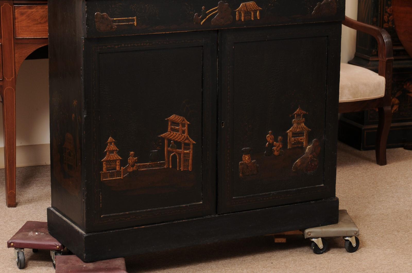 Legno Chiffoniera inglese del XIX secolo laccata nera con decorazioni a cineserie in vendita