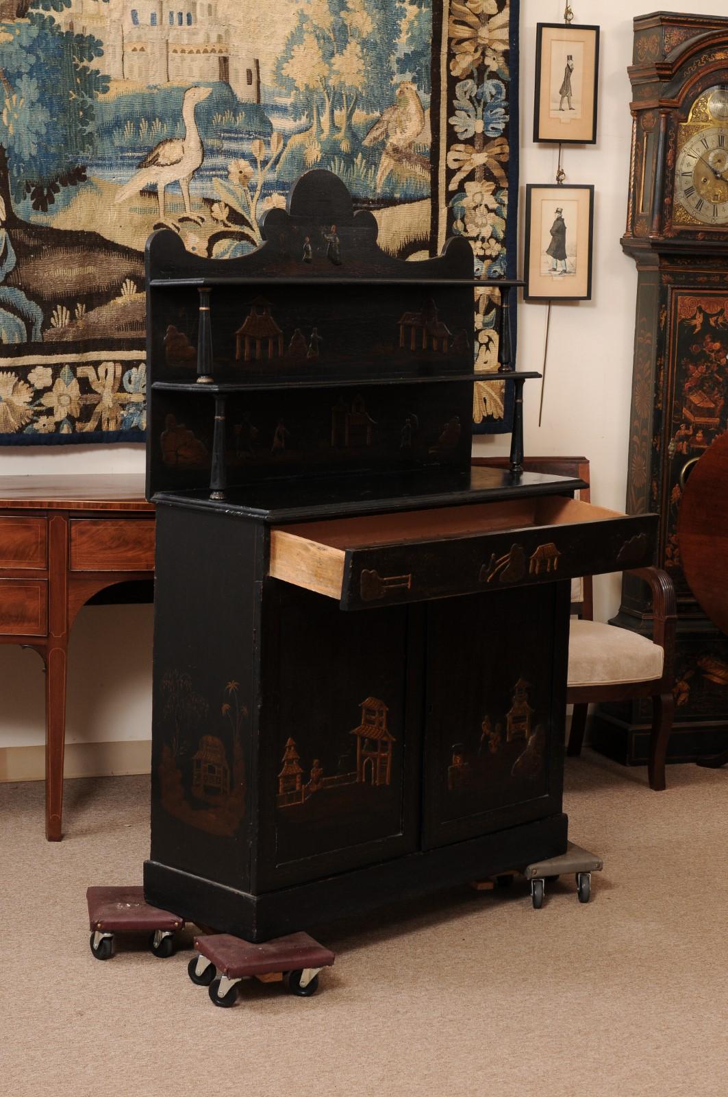 Chiffoniera inglese del XIX secolo laccata nera con decorazioni a cineserie in vendita 1