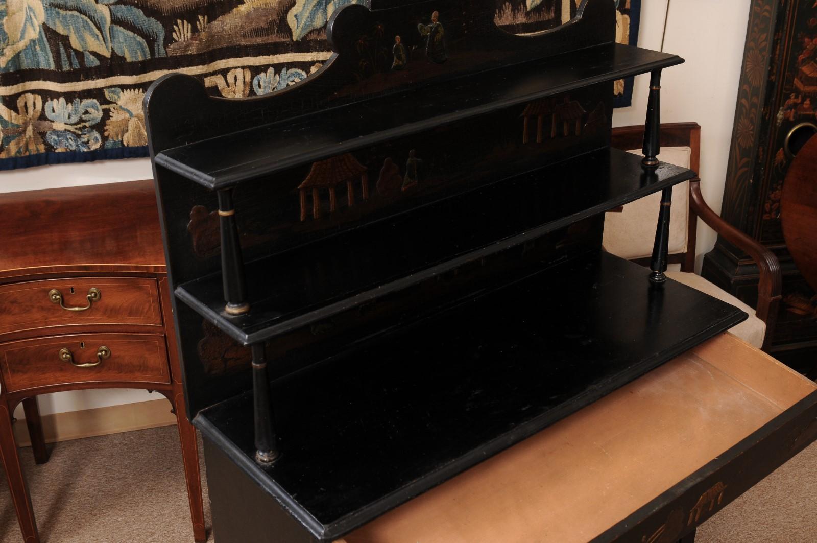 Chiffoniera inglese del XIX secolo laccata nera con decorazioni a cineserie in vendita 3