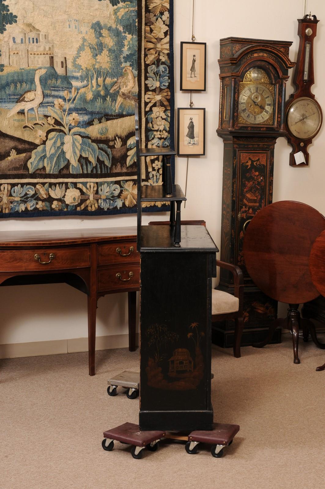 Chiffoniera inglese del XIX secolo laccata nera con decorazioni a cineserie in vendita 4