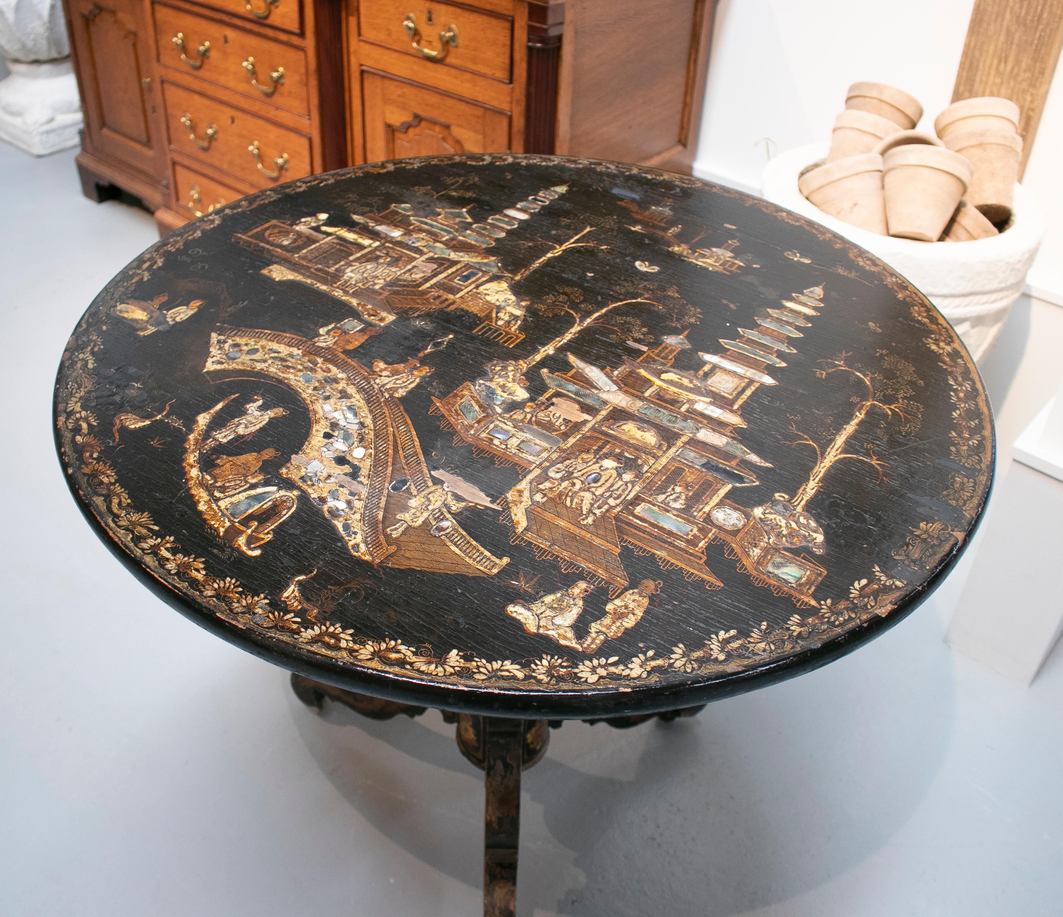 19th century English black lacquered chinoiserie pedestal table.