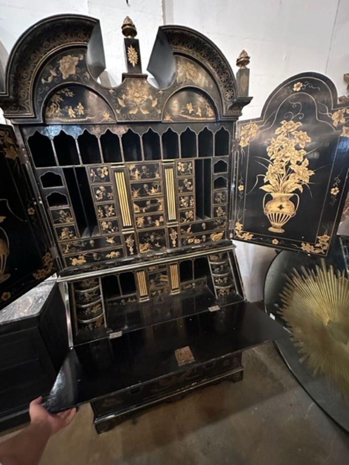 Bois Secrétaire de Chinoiserie anglaise du 19ème siècle laquée noire en vente