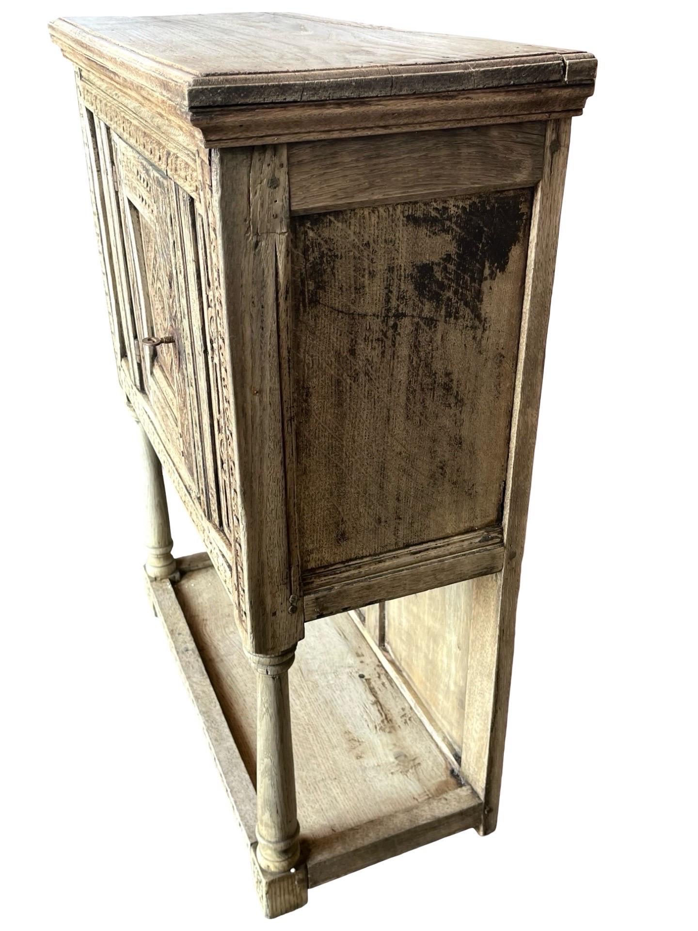 Mobile realizzato a mano in stile giacobino nel Regno Unito all'inizio del 1800, incorporando elementi d'epoca del XVII secolo. Anche se di dimensioni ridotte, questo mobile è sicuramente un pezzo molto decorativo che può fornire molto spazio di