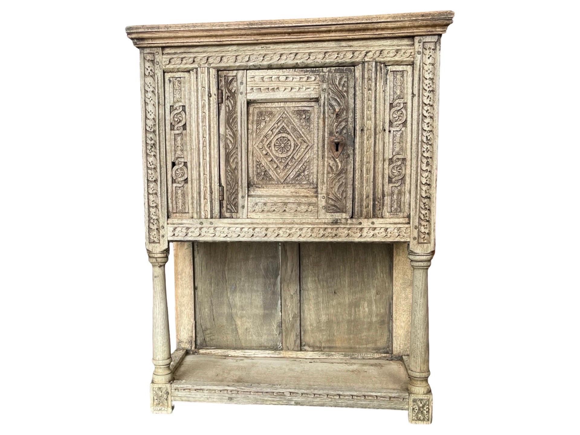 Sbiancato Armadietto inglese del XIX secolo in Oak sbiancato in vendita