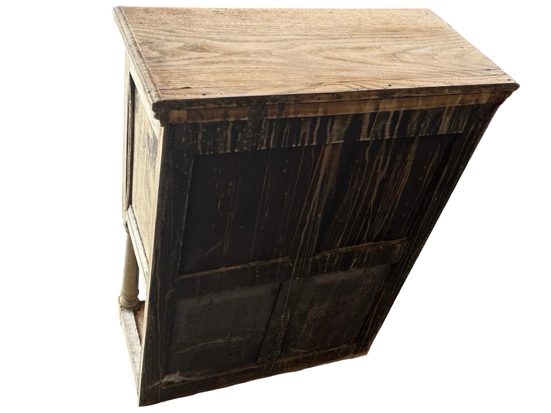 Armadietto inglese del XIX secolo in Oak sbiancato in vendita 2