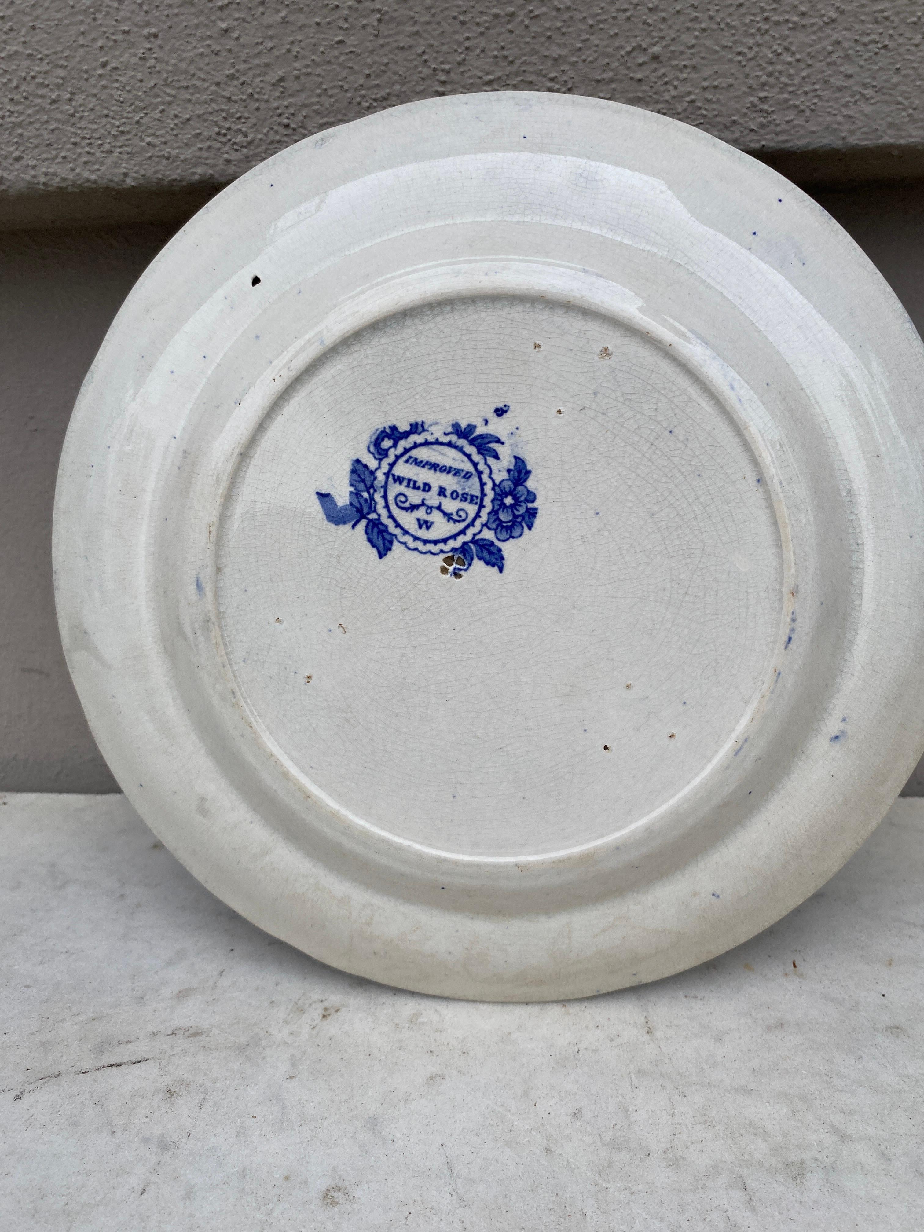 Englischer blau-weißer Wildrose-Teller aus dem 19. Jahrhundert im Zustand „Gut“ im Angebot in Austin, TX