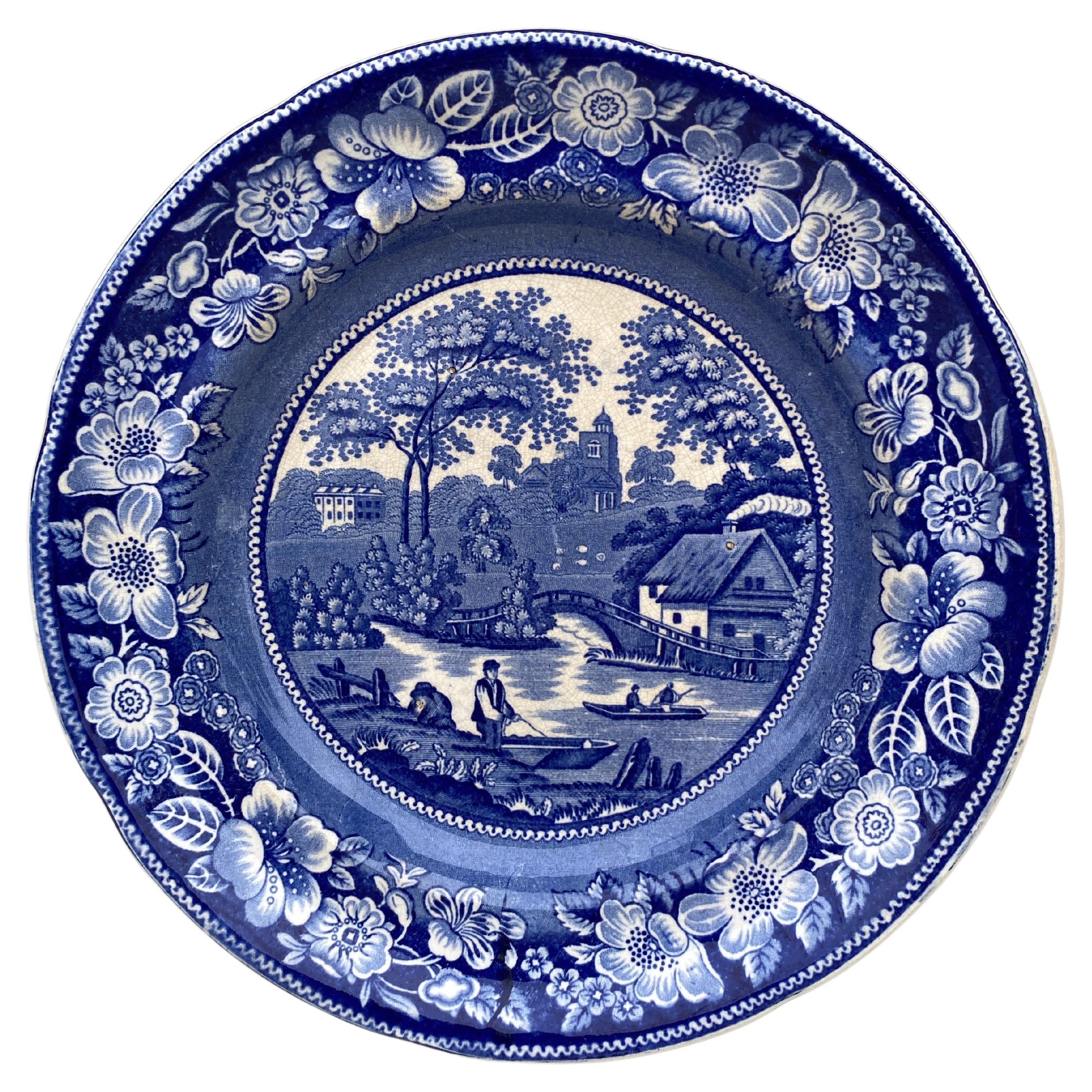 Englischer blau-weißer Wildrose-Teller aus dem 19. Jahrhundert im Angebot