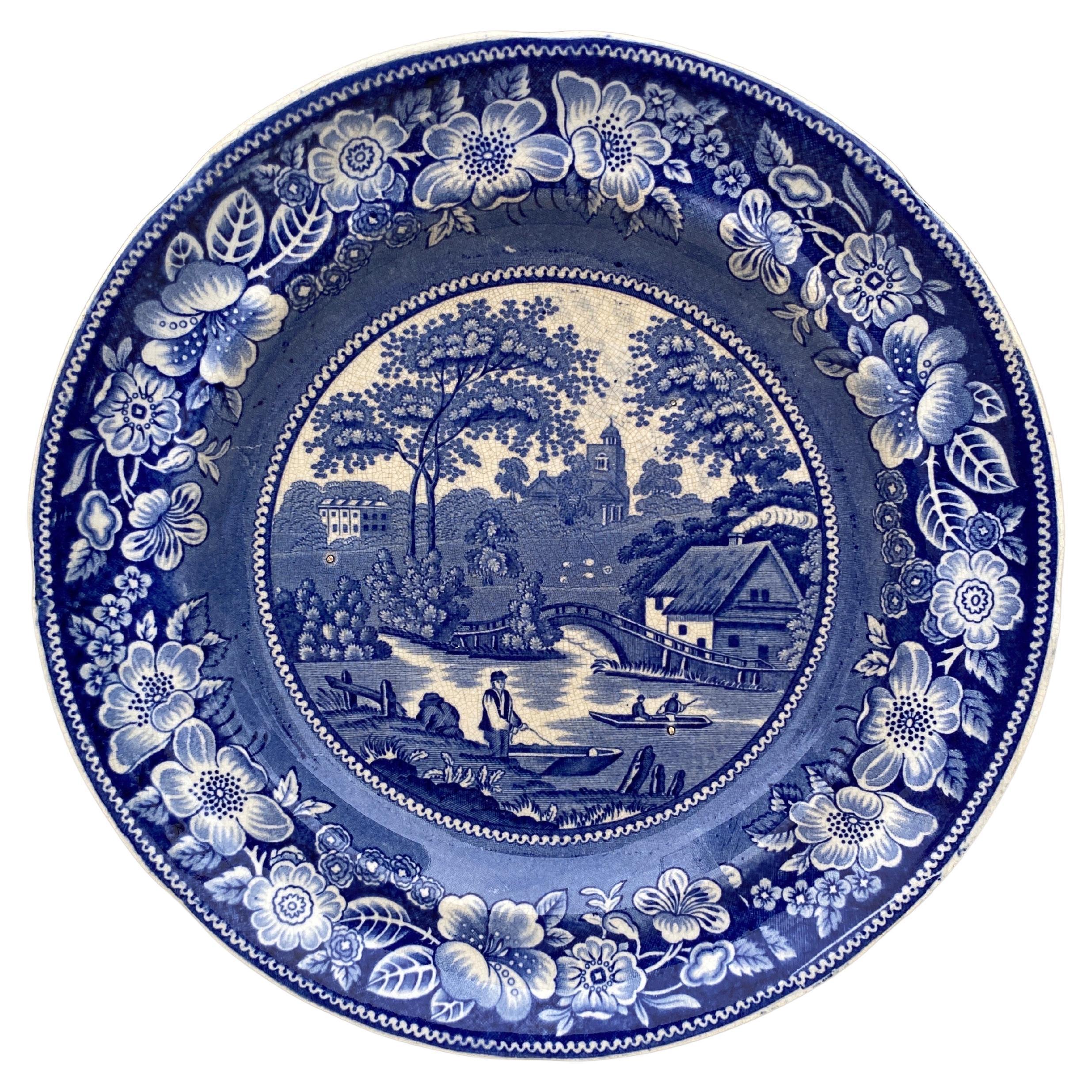 Piatto inglese del XIX secolo con rosa selvatica bianca e blu