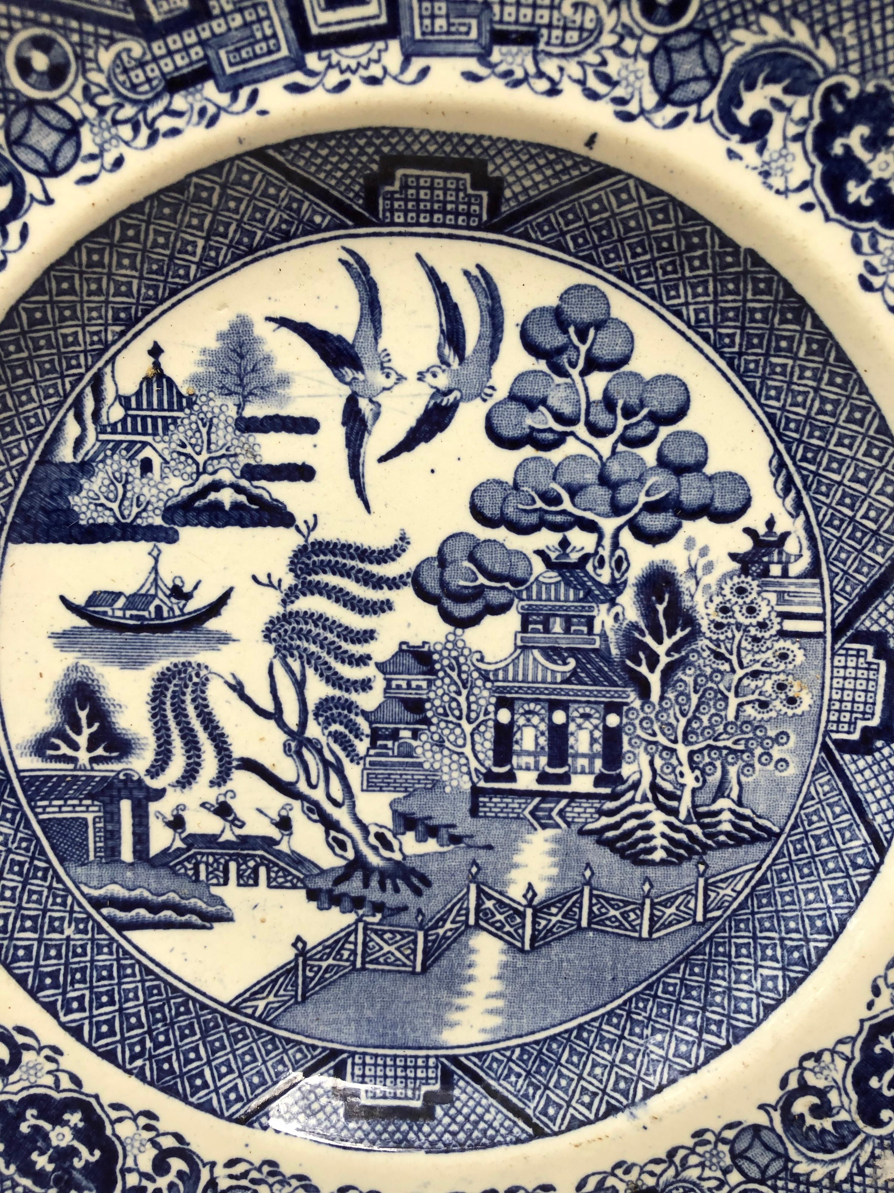 19. Jahrhundert Englisch blau & weiß Pagode Platte unterzeichnet Staffordshire.