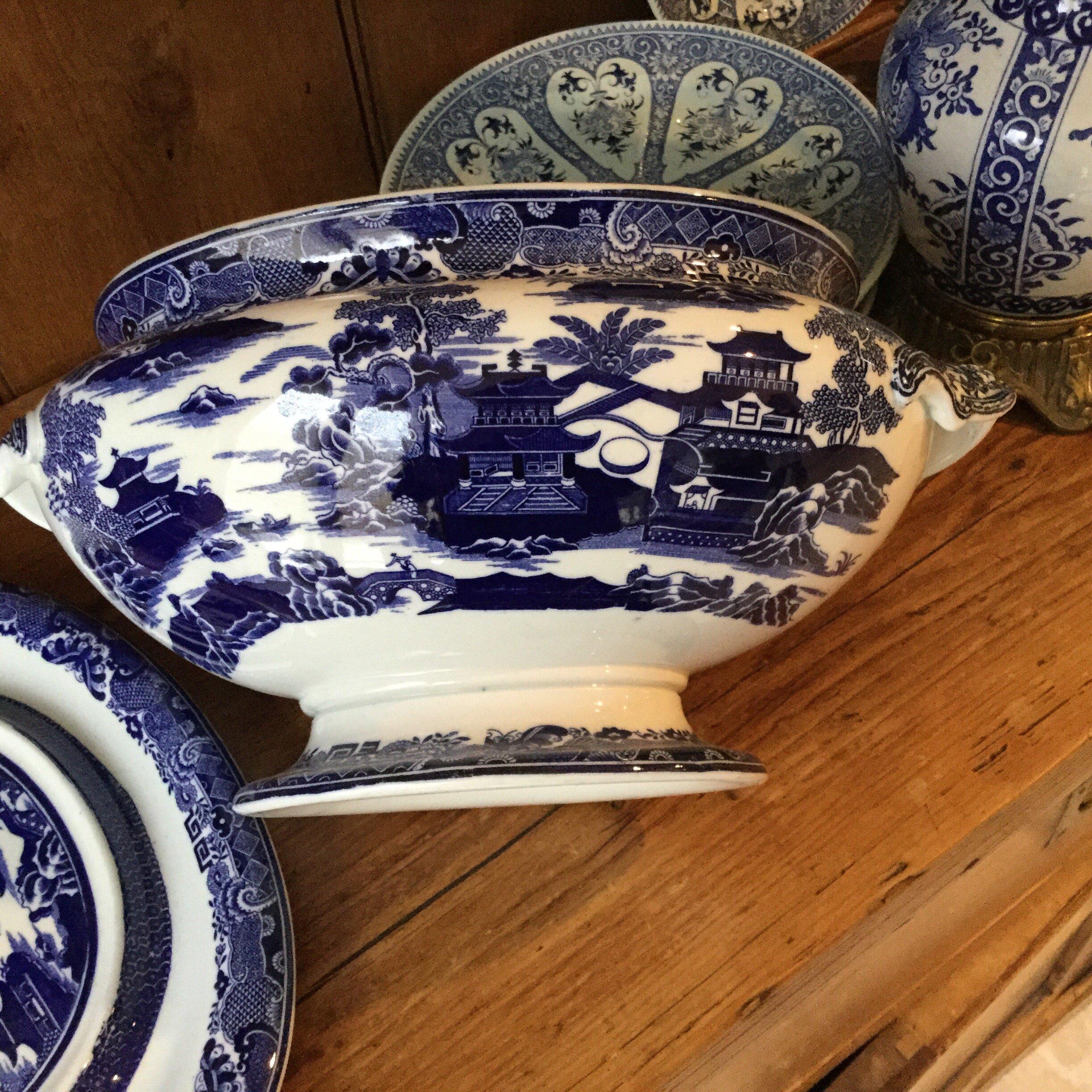 Antique English blue and white soup tureen with the underplate signed Copeland.
Willow pattern.
Measures: Underplate / 14.5