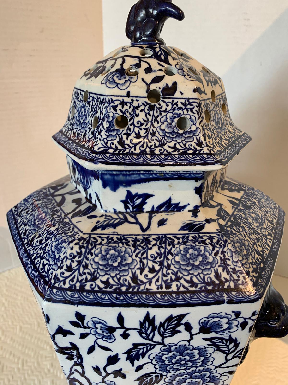 19th Century English Blue and White Transferware Porcelain Lidded Potpourri Vase For Sale 6