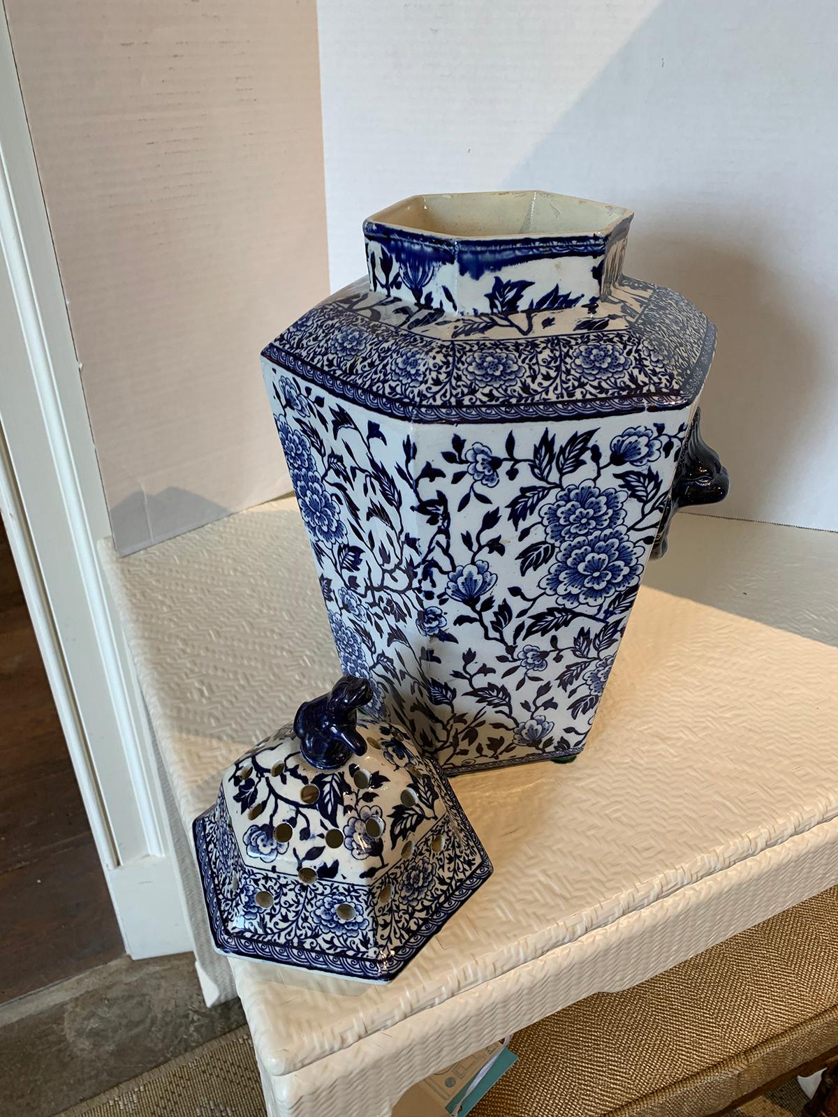 19th Century English Blue and White Transferware Porcelain Lidded Potpourri Vase For Sale 9