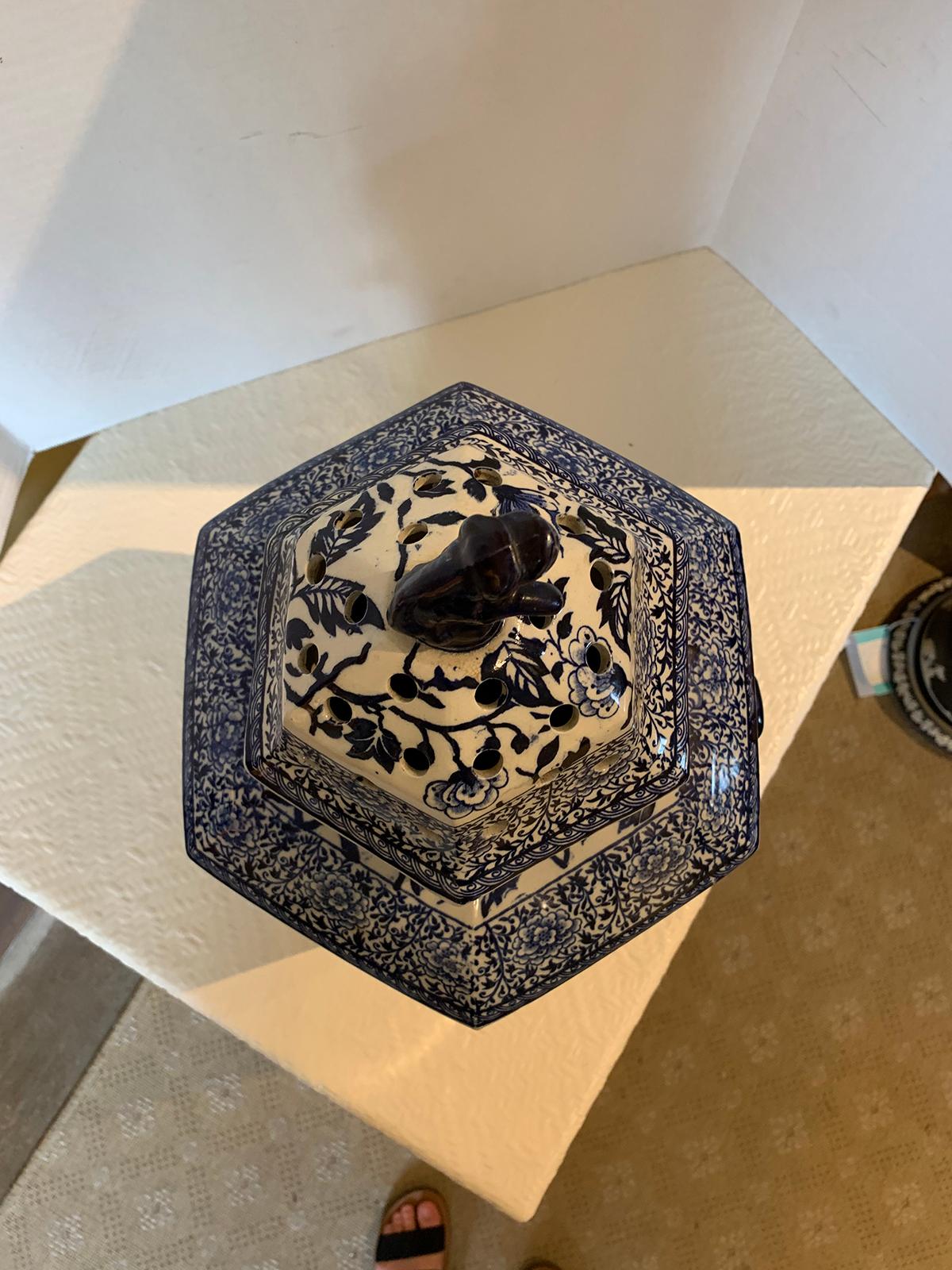 19th Century English Blue and White Transferware Porcelain Lidded Potpourri Vase In Good Condition For Sale In Atlanta, GA