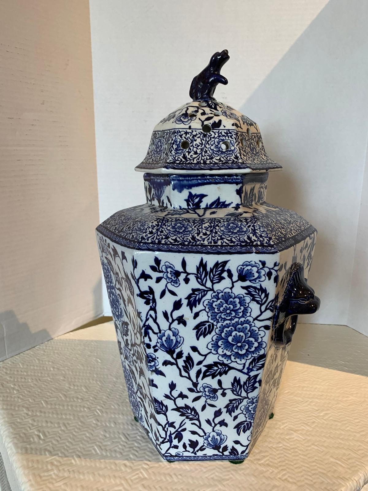 19th Century English Blue and White Transferware Porcelain Lidded Potpourri Vase For Sale 1