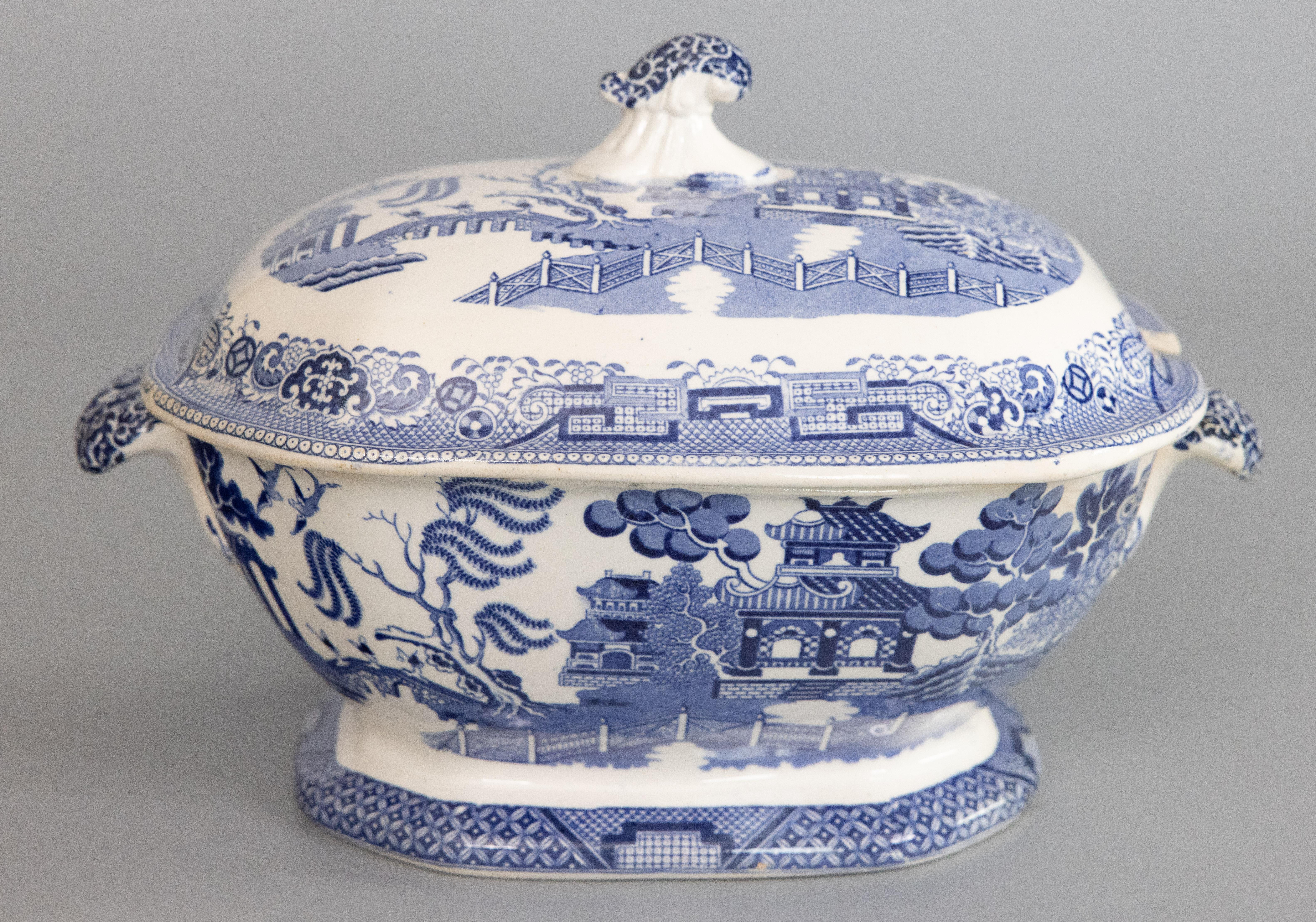 A superb antique English Staffordshire transferware lidded soup tureen in the classic Blue Willow pattern, circa 1820. This fine tureen is a nice large size with a beautiful blue and white chinoiserie design and decorative finial handle. It would be