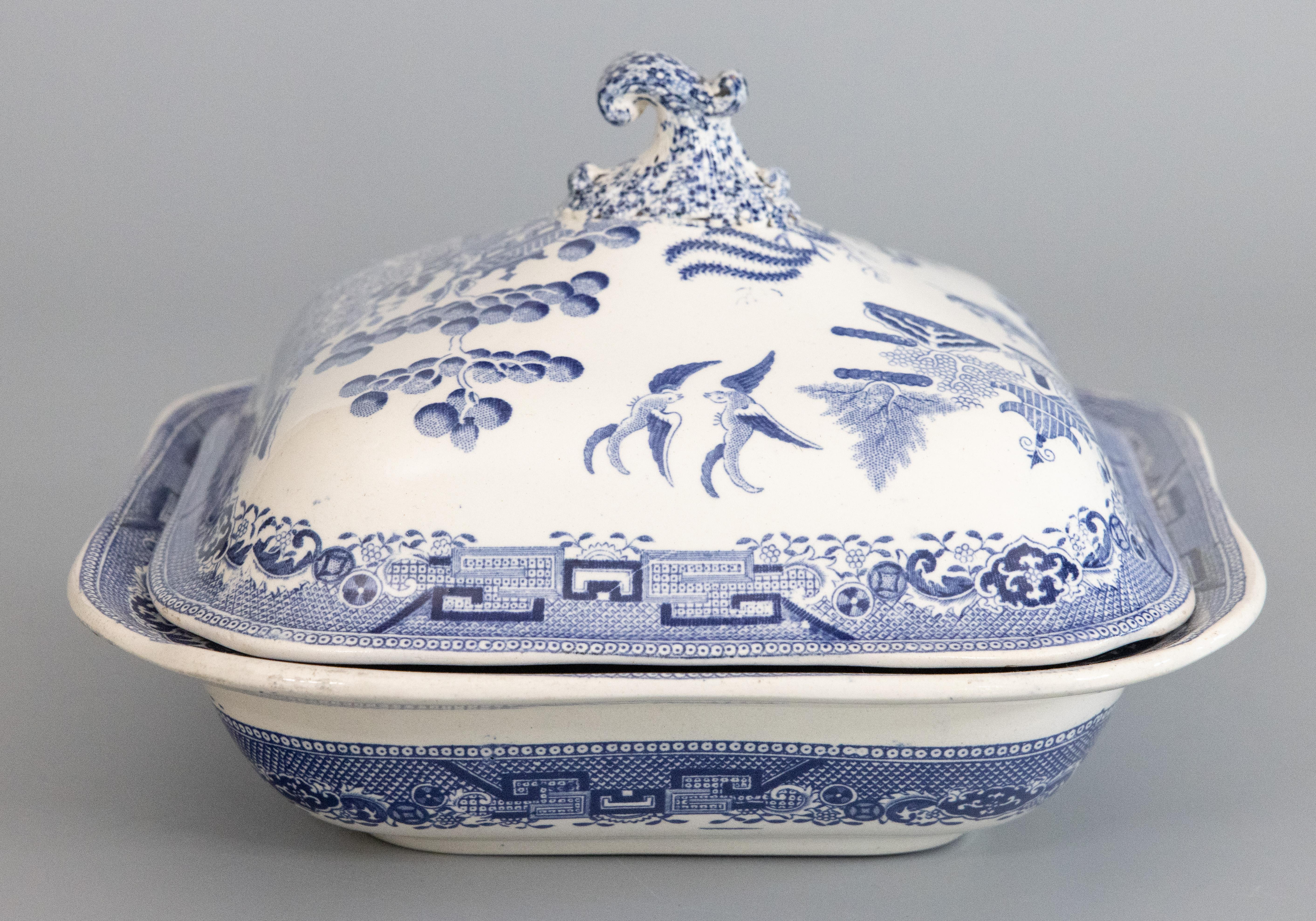 A superb antique English Staffordshire transferware serving dish / covered vegetable casserole dish / lidded tureen in the classic Blue Willow pattern, circa 1820. This fine dish has a nice square shape, beautiful blue and white chinoiserie design,