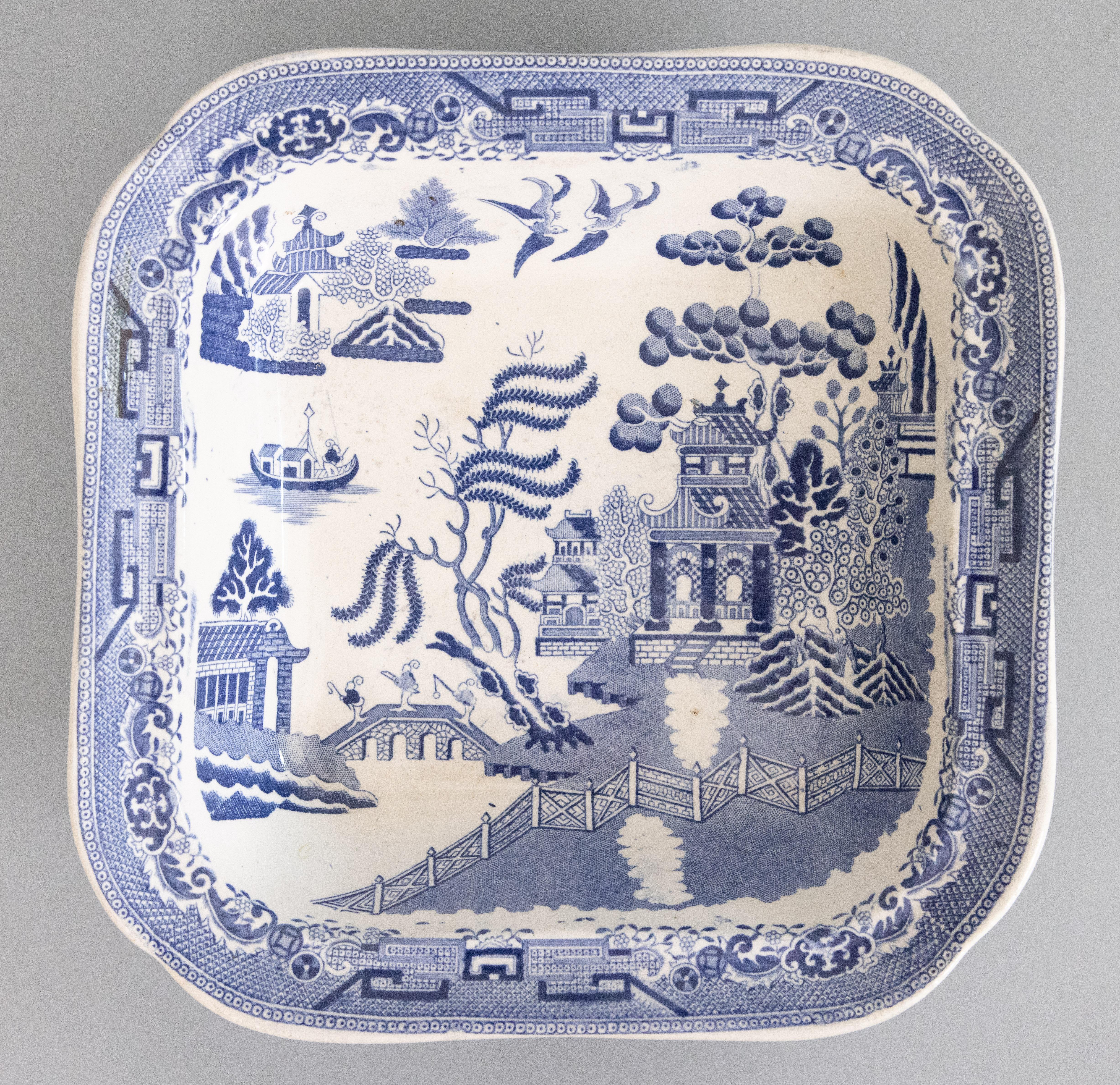 Englische quadratische Servierschale aus blauer Weide mit Deckelter Terrine aus dem 19. Jahrhundert (Keramik) im Angebot