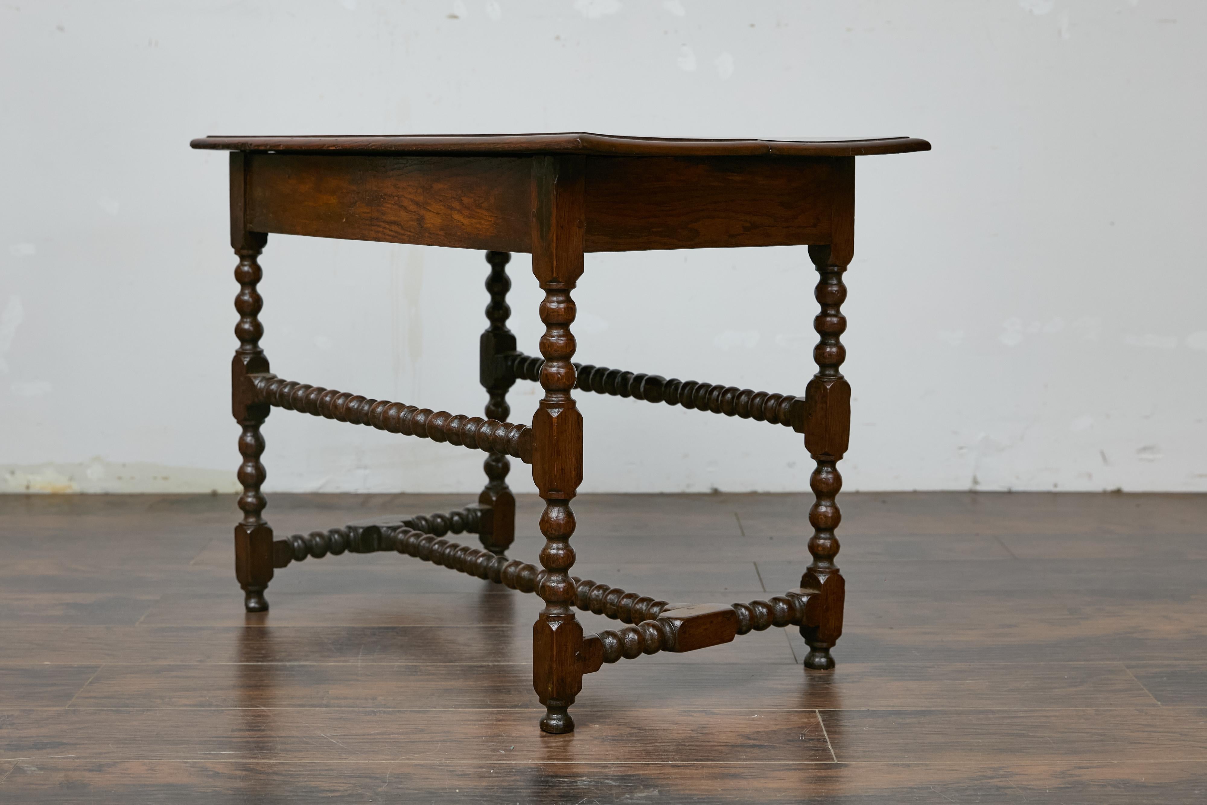 Table d'appoint anglaise du 19ème siècle en chêne à pieds bobine avec tiroir et support en forme de H en vente 3