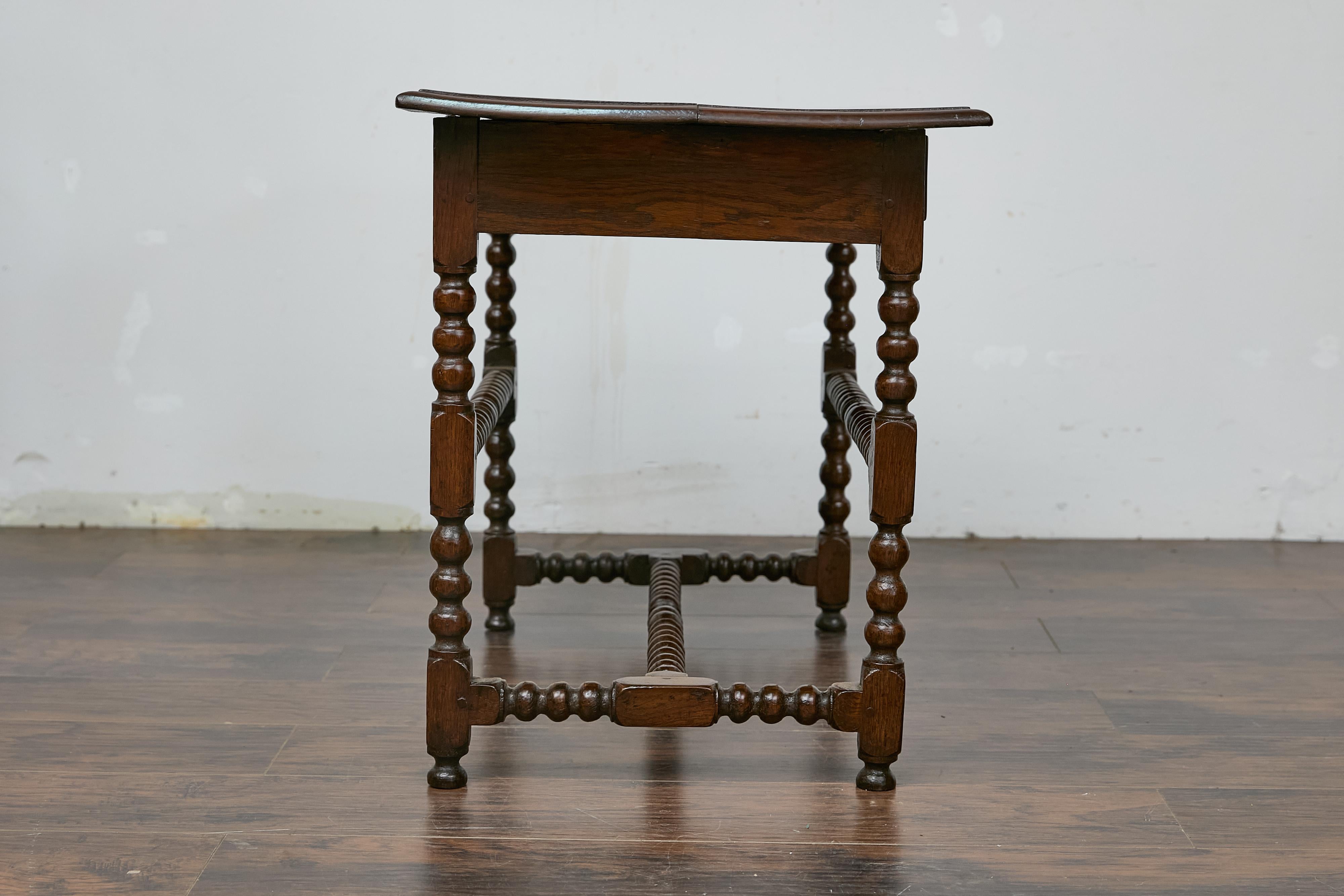 Table d'appoint anglaise du 19ème siècle en chêne à pieds bobine avec tiroir et support en forme de H en vente 4