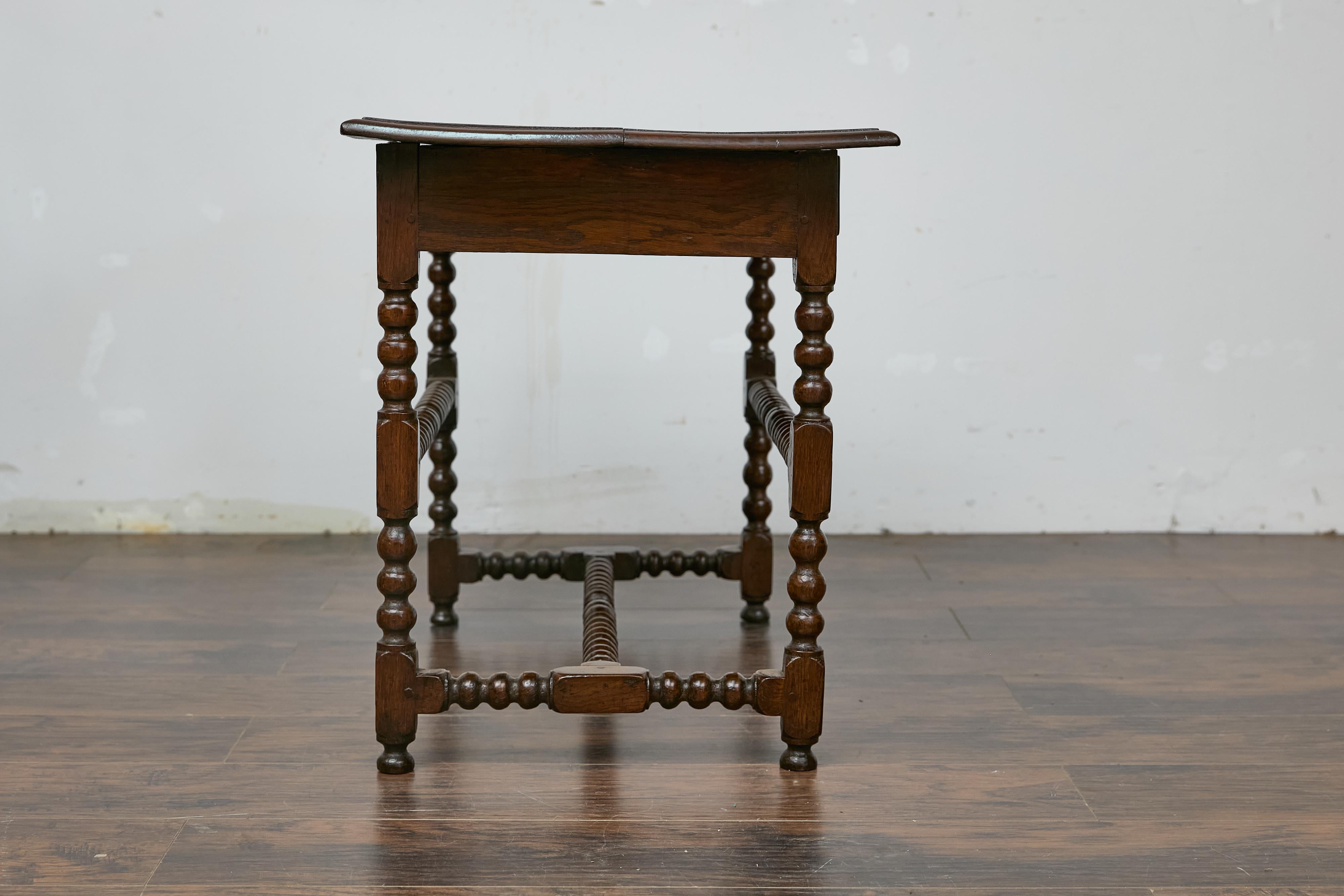 Table d'appoint anglaise du 19ème siècle en chêne à pieds bobine avec tiroir et support en forme de H en vente 5