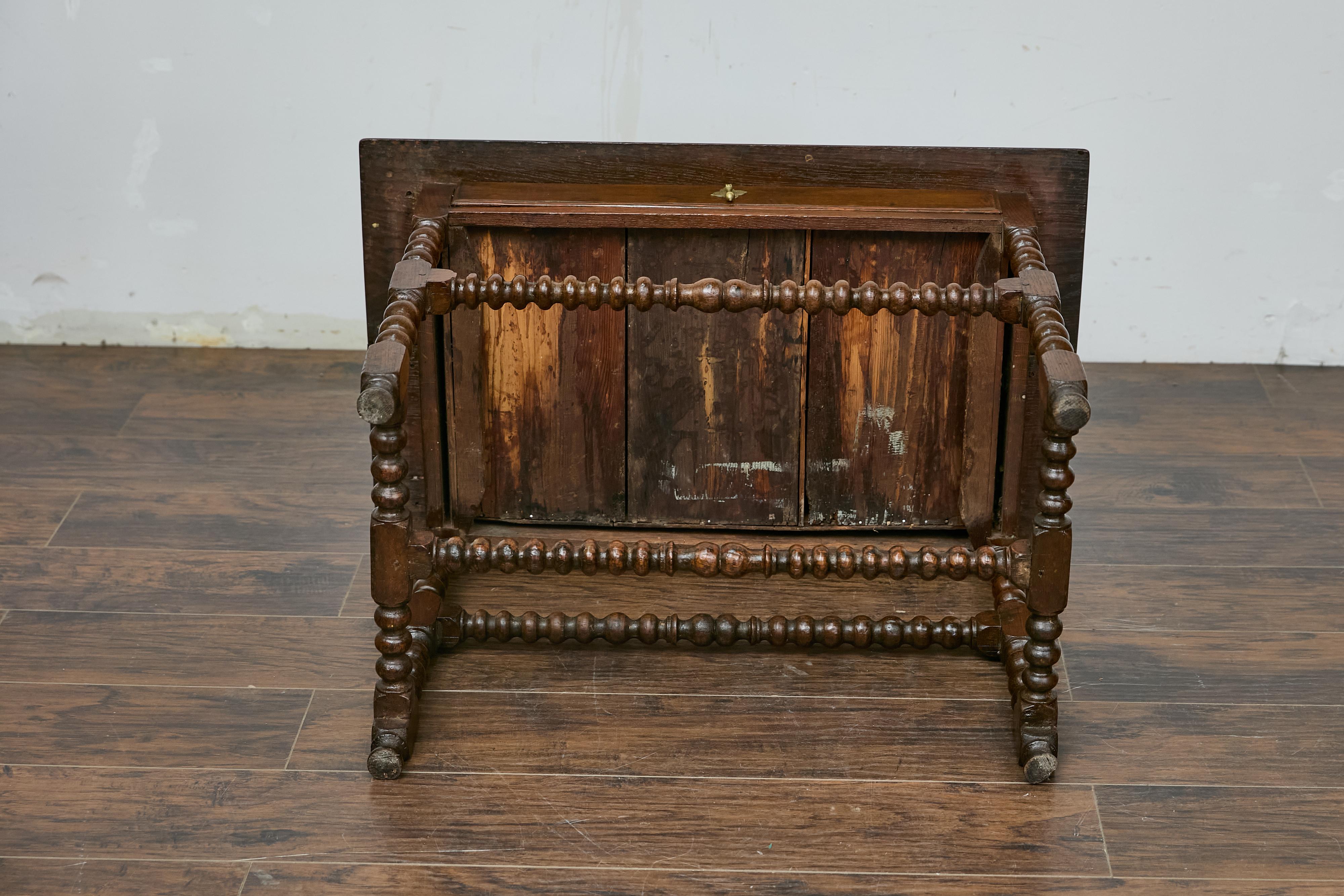 Table d'appoint anglaise du 19ème siècle en chêne à pieds bobine avec tiroir et support en forme de H en vente 6
