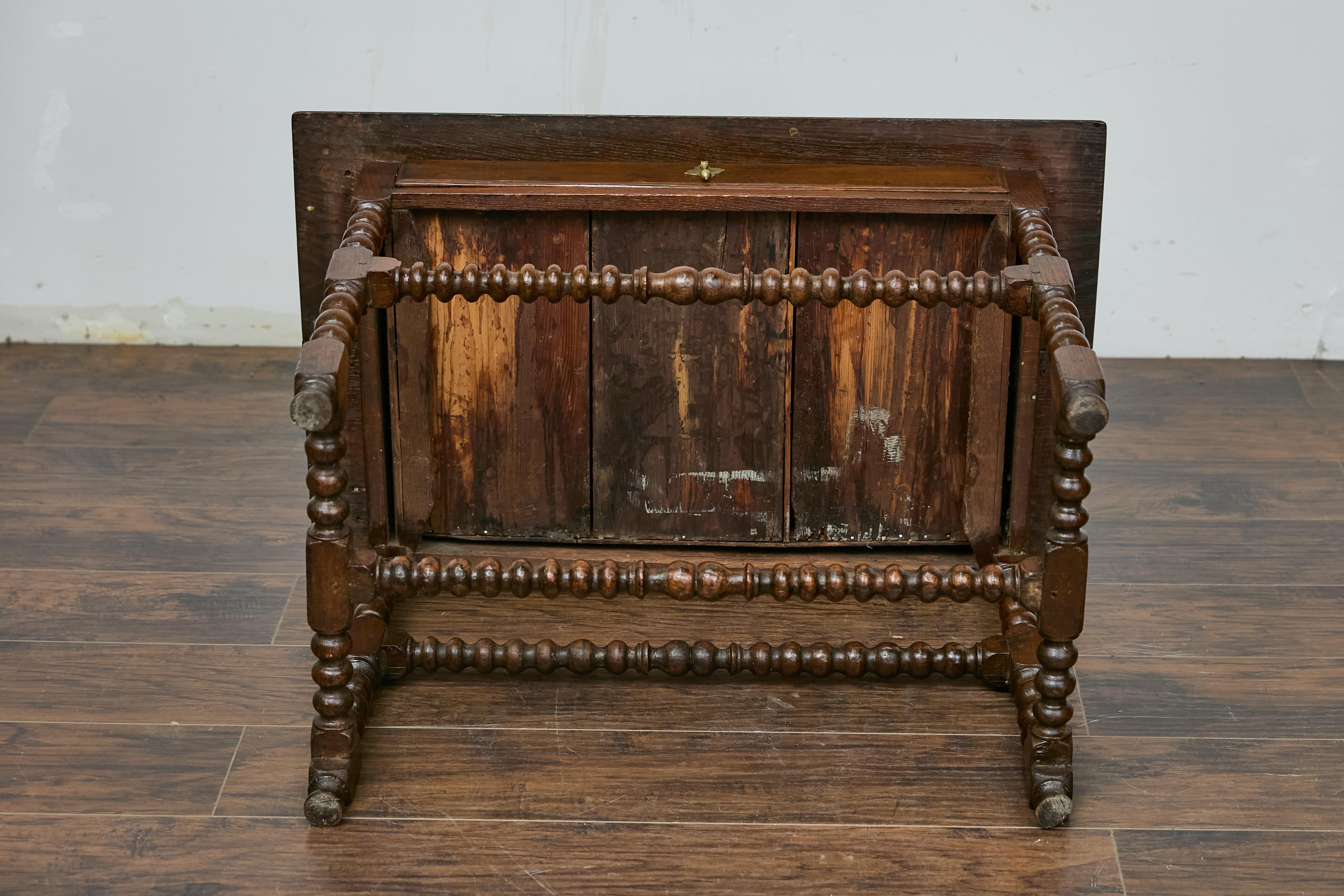 Table d'appoint anglaise du 19ème siècle en chêne à pieds bobine avec tiroir et support en forme de H en vente 7