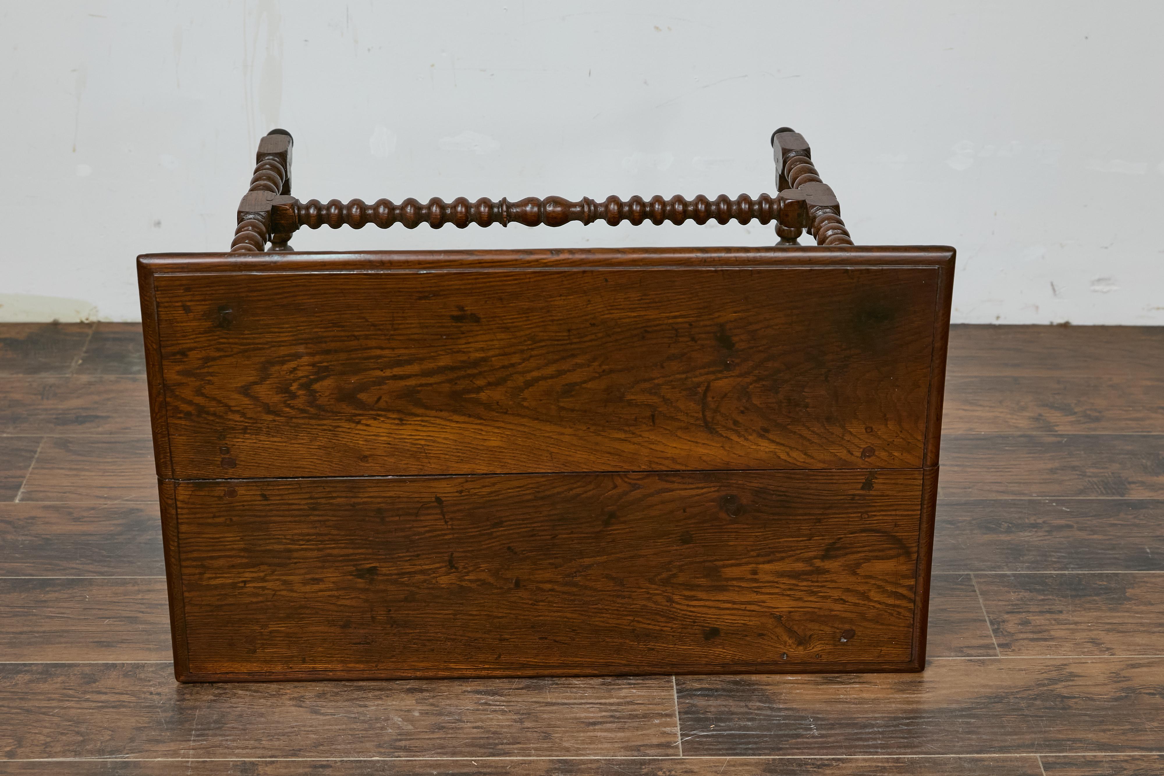 Table d'appoint anglaise du 19ème siècle en chêne à pieds bobine avec tiroir et support en forme de H en vente 10