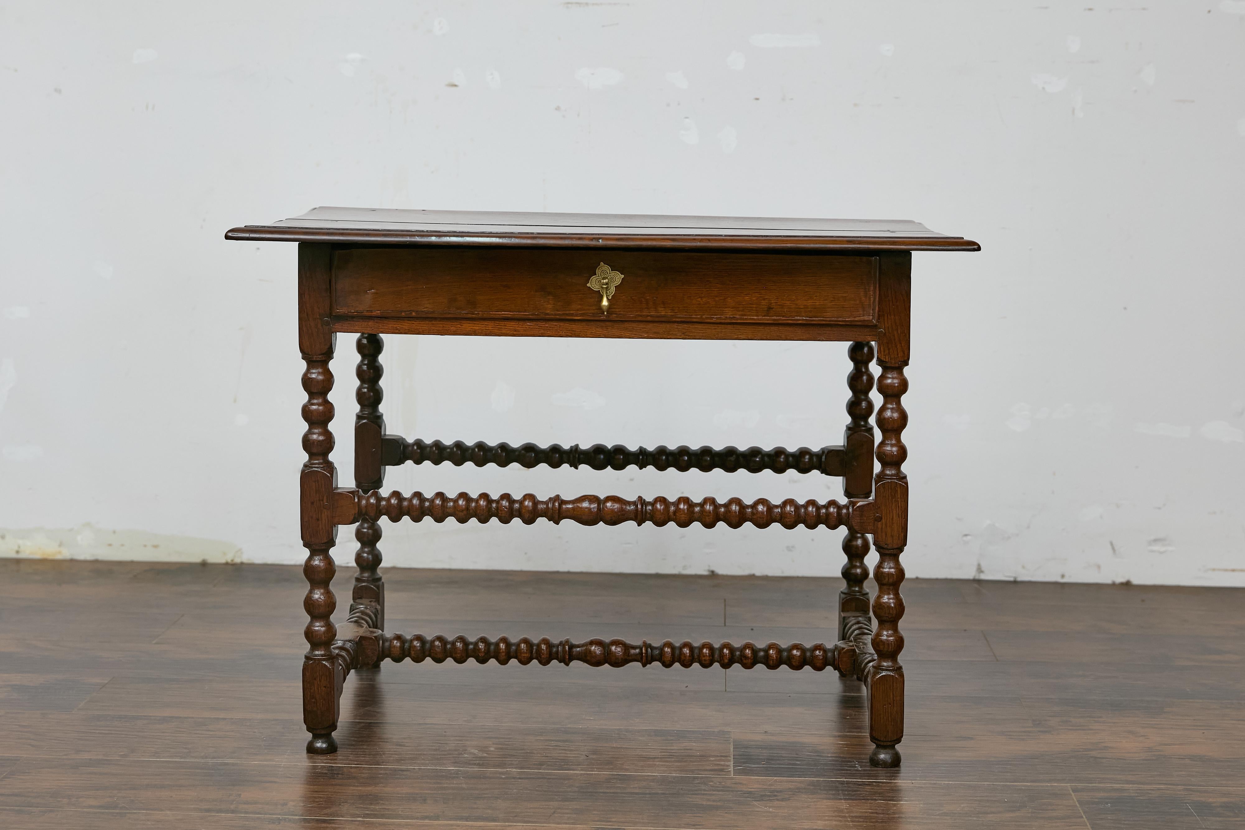 Table d'appoint anglaise du 19ème siècle en chêne à pieds bobine avec tiroir et support en forme de H en vente 11