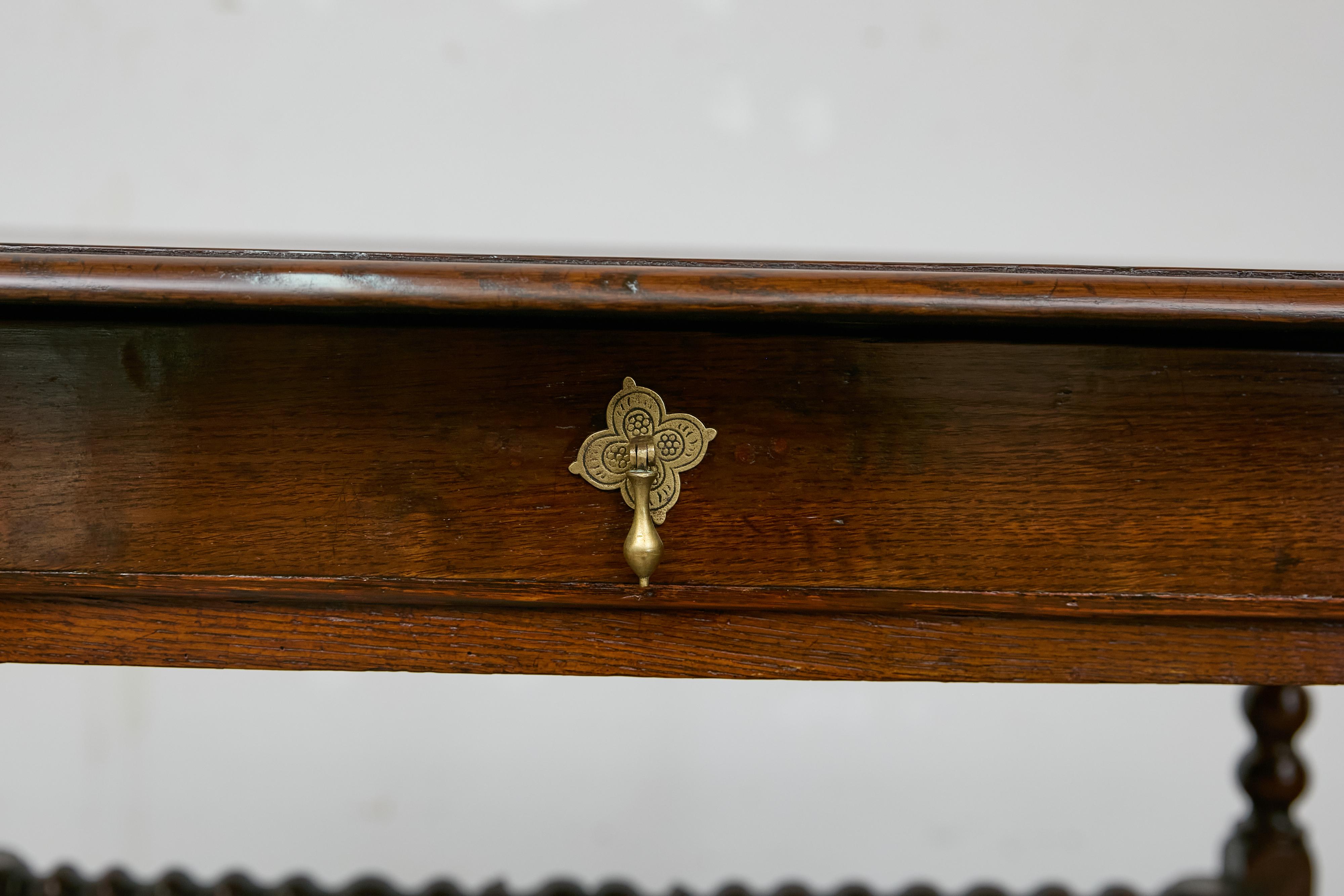 Anglais Table d'appoint anglaise du 19ème siècle en chêne à pieds bobine avec tiroir et support en forme de H en vente