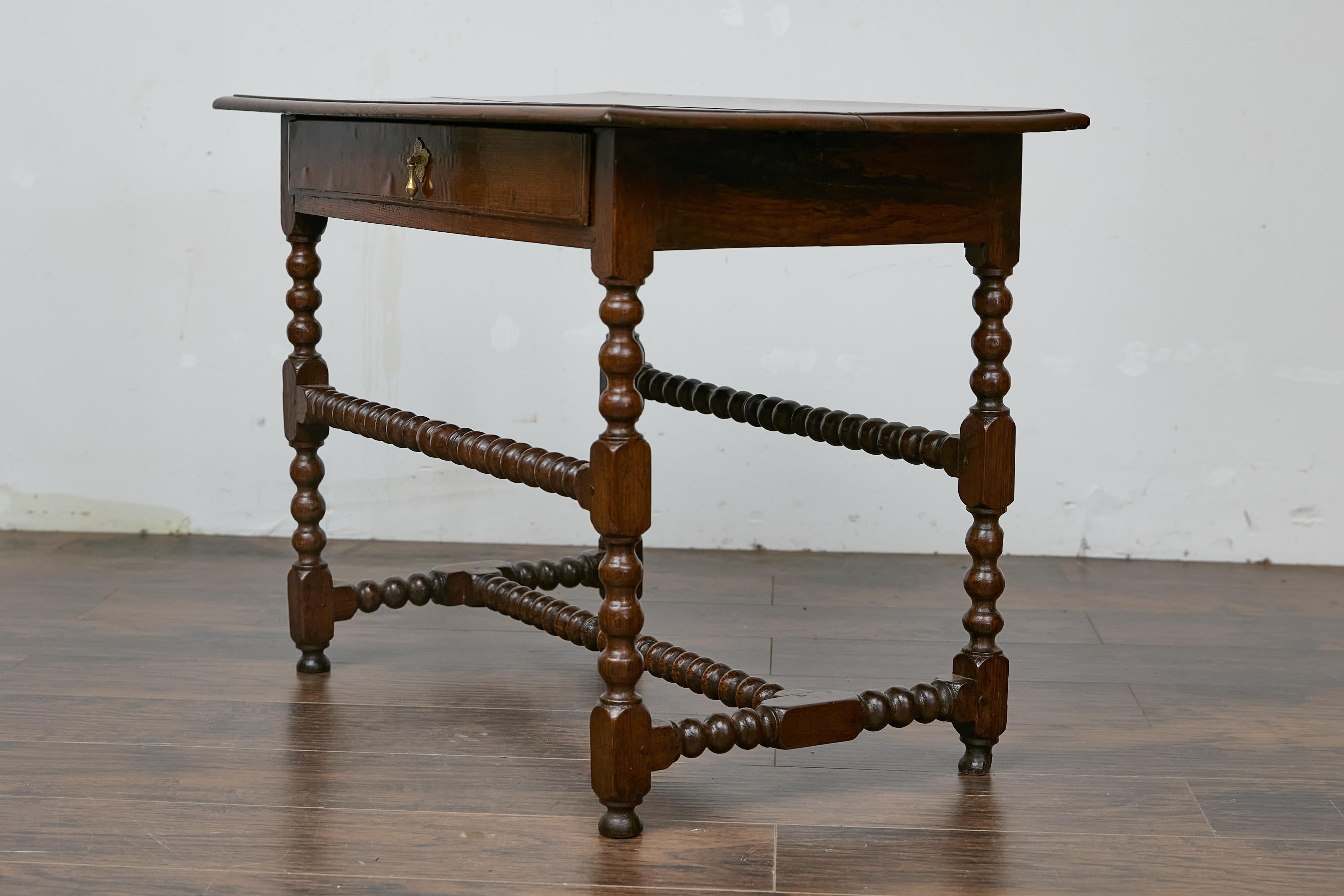 Tourné Table d'appoint anglaise du 19ème siècle en chêne à pieds bobine avec tiroir et support en forme de H en vente