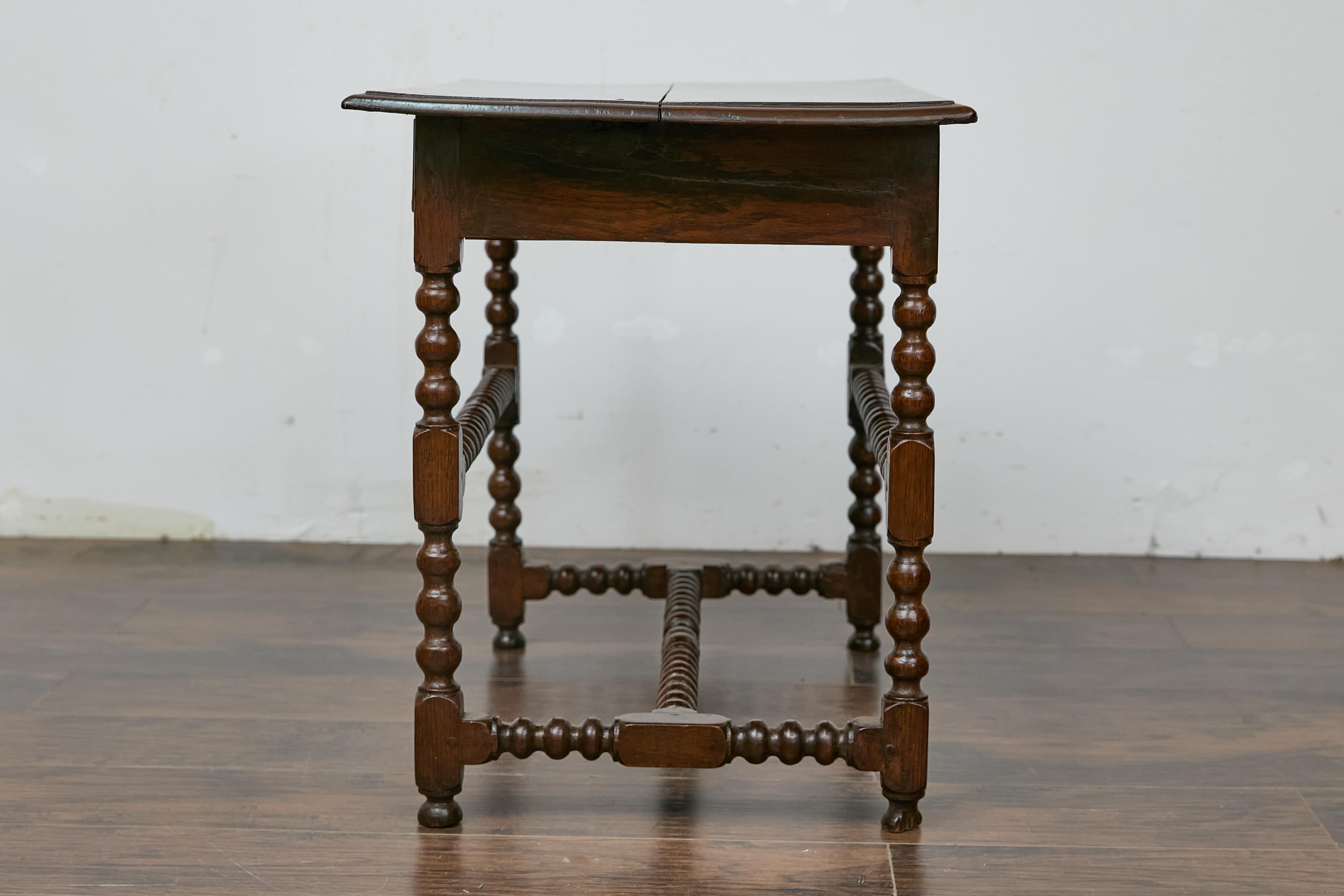 Table d'appoint anglaise du 19ème siècle en chêne à pieds bobine avec tiroir et support en forme de H Bon état - En vente à Atlanta, GA