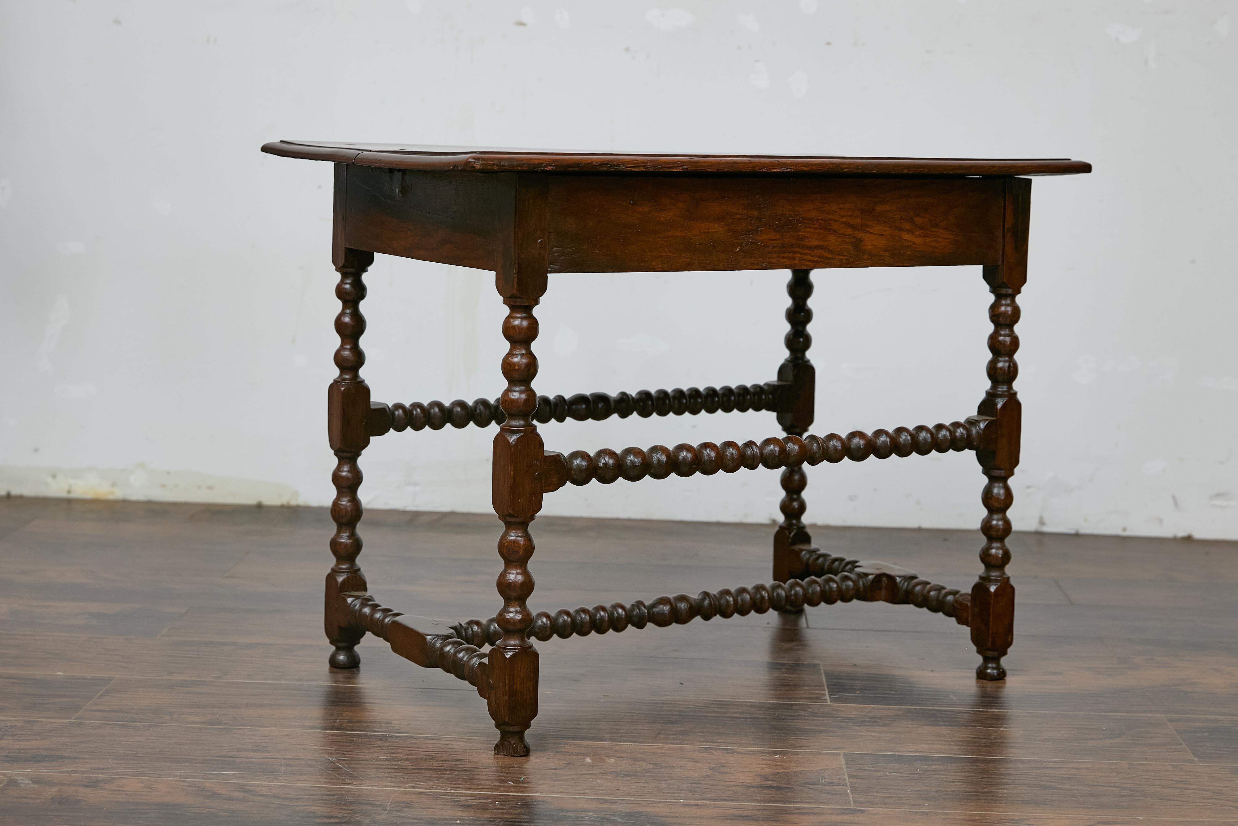 XIXe siècle Table d'appoint anglaise du 19ème siècle en chêne à pieds bobine avec tiroir et support en forme de H en vente