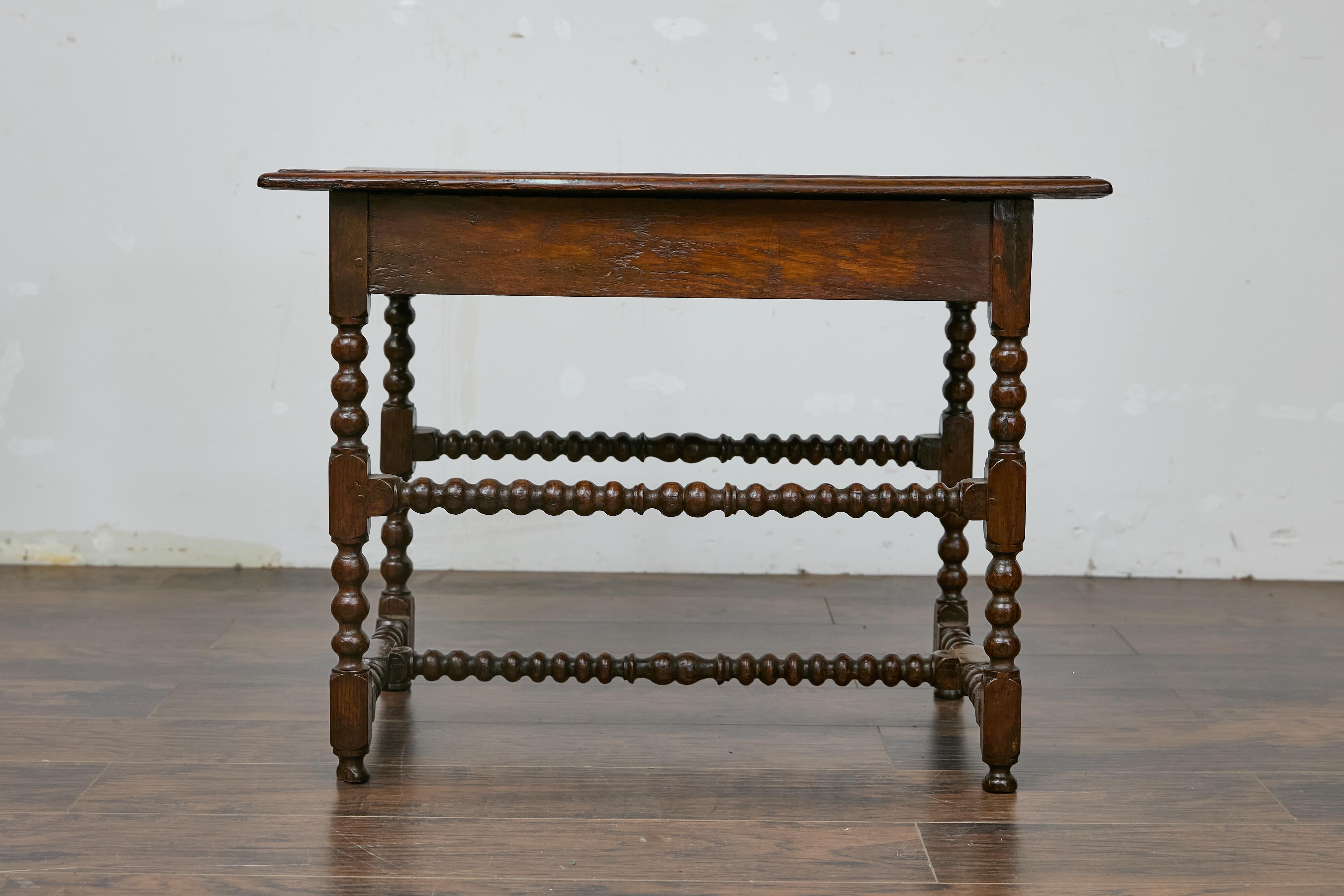 Laiton Table d'appoint anglaise du 19ème siècle en chêne à pieds bobine avec tiroir et support en forme de H en vente