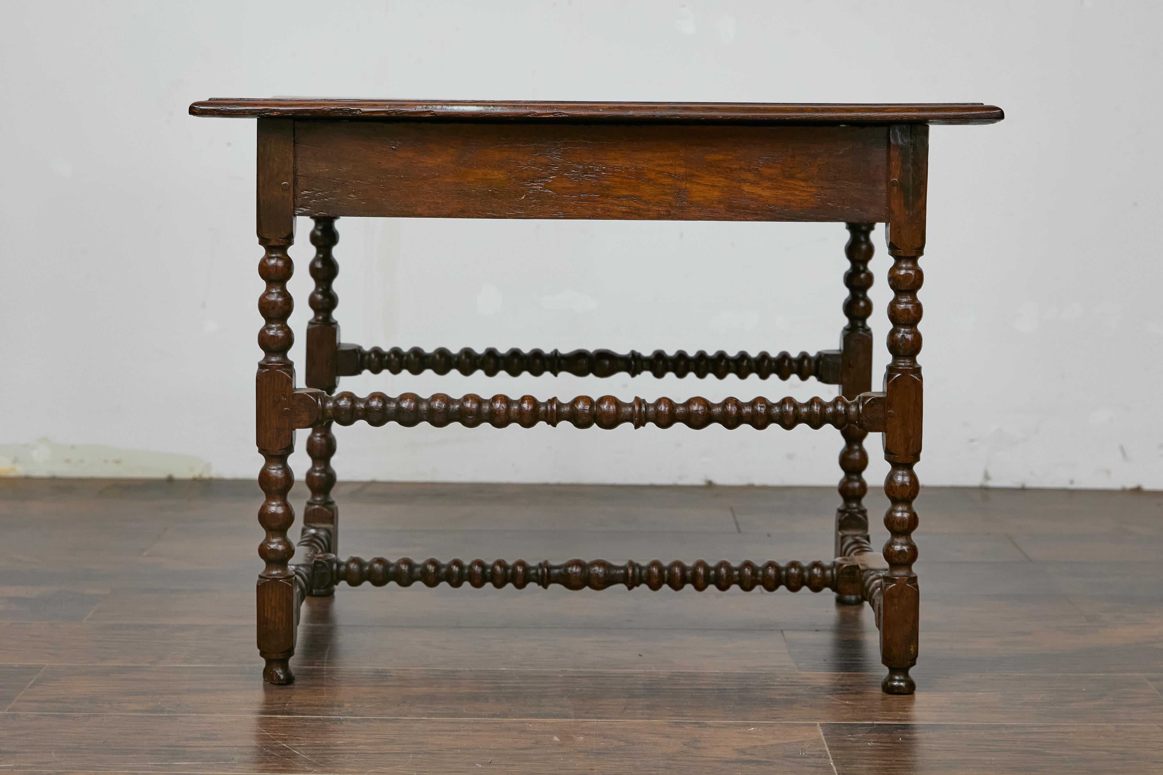 Table d'appoint anglaise du 19ème siècle en chêne à pieds bobine avec tiroir et support en forme de H en vente 1