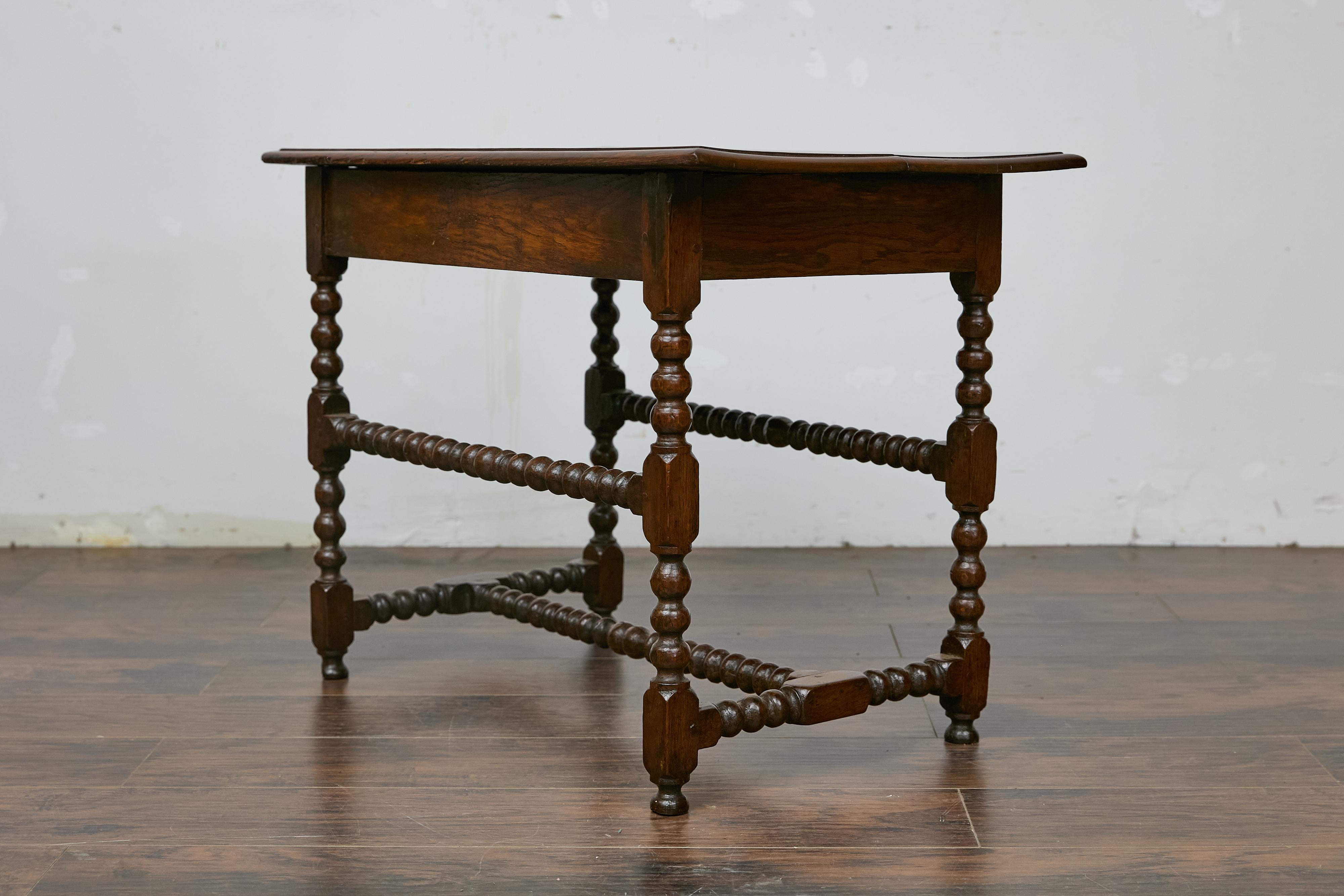 Table d'appoint anglaise du 19ème siècle en chêne à pieds bobine avec tiroir et support en forme de H en vente 2