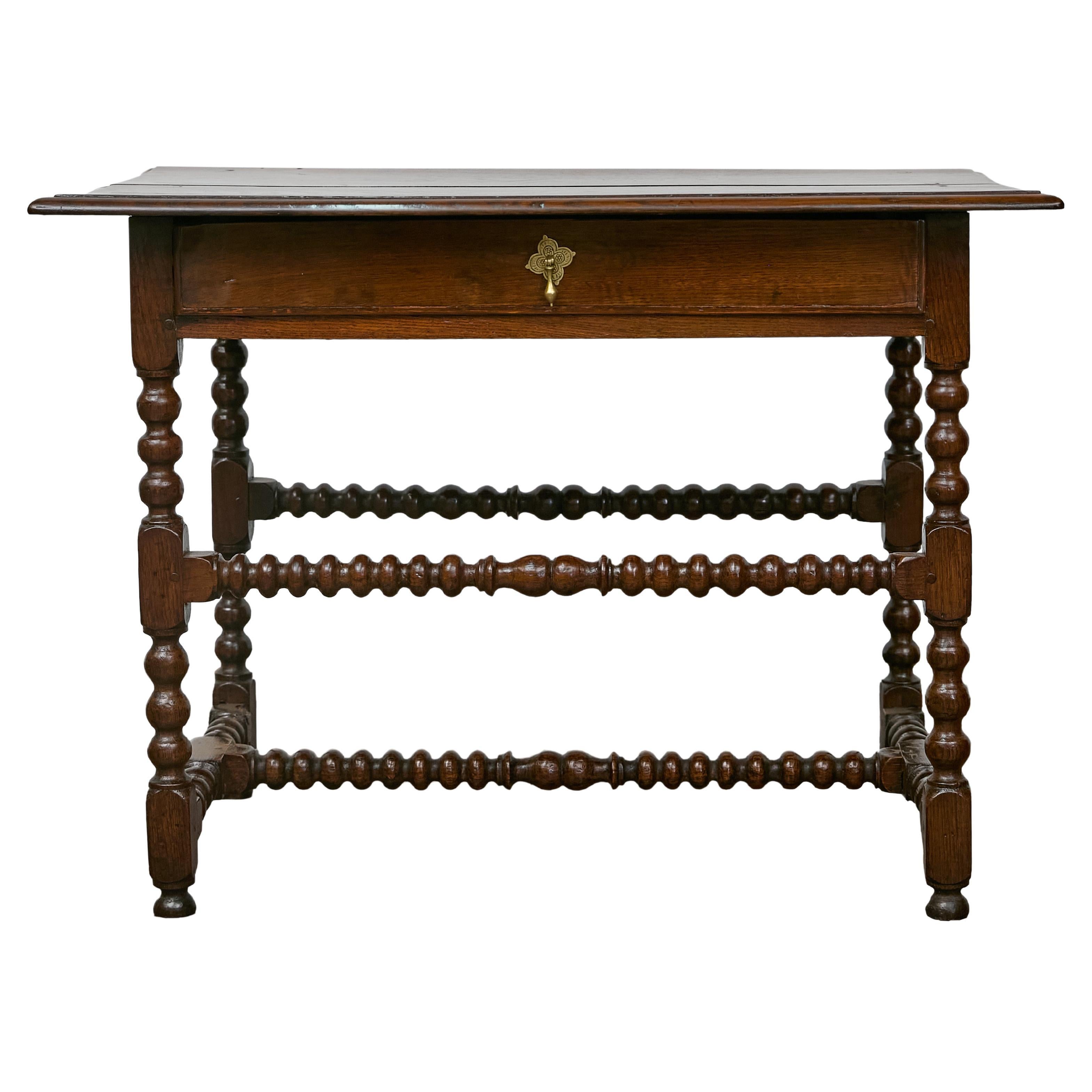 Tavolino inglese del XIX secolo con gamba a rocchetto in Oak, cassetto e barella H. H.