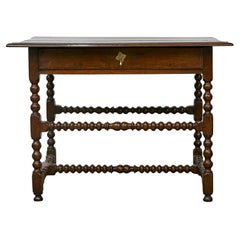 Table d'appoint anglaise du 19ème siècle en chêne à pieds bobine avec tiroir et support en forme de H